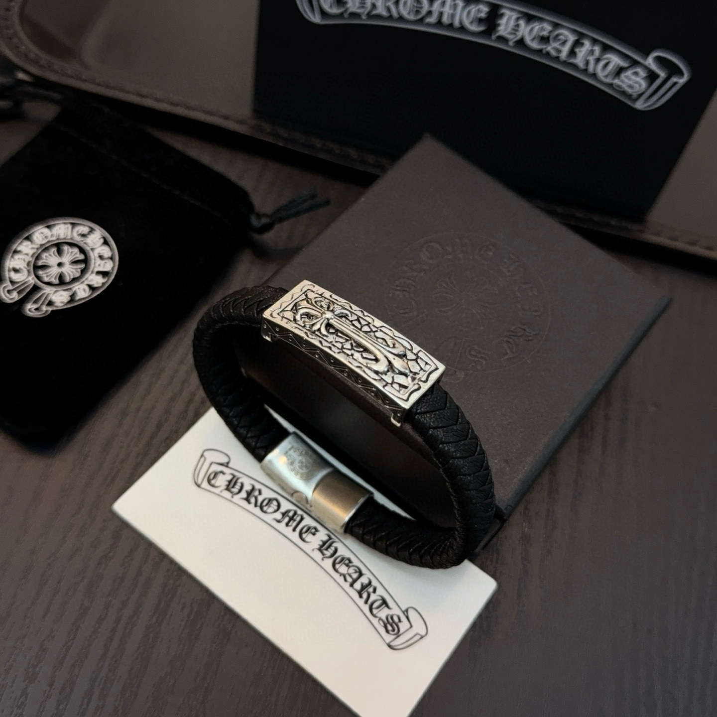 크롬하츠(Chrome Hearts) 십자가 가죽 코드 팔찌 악세사리