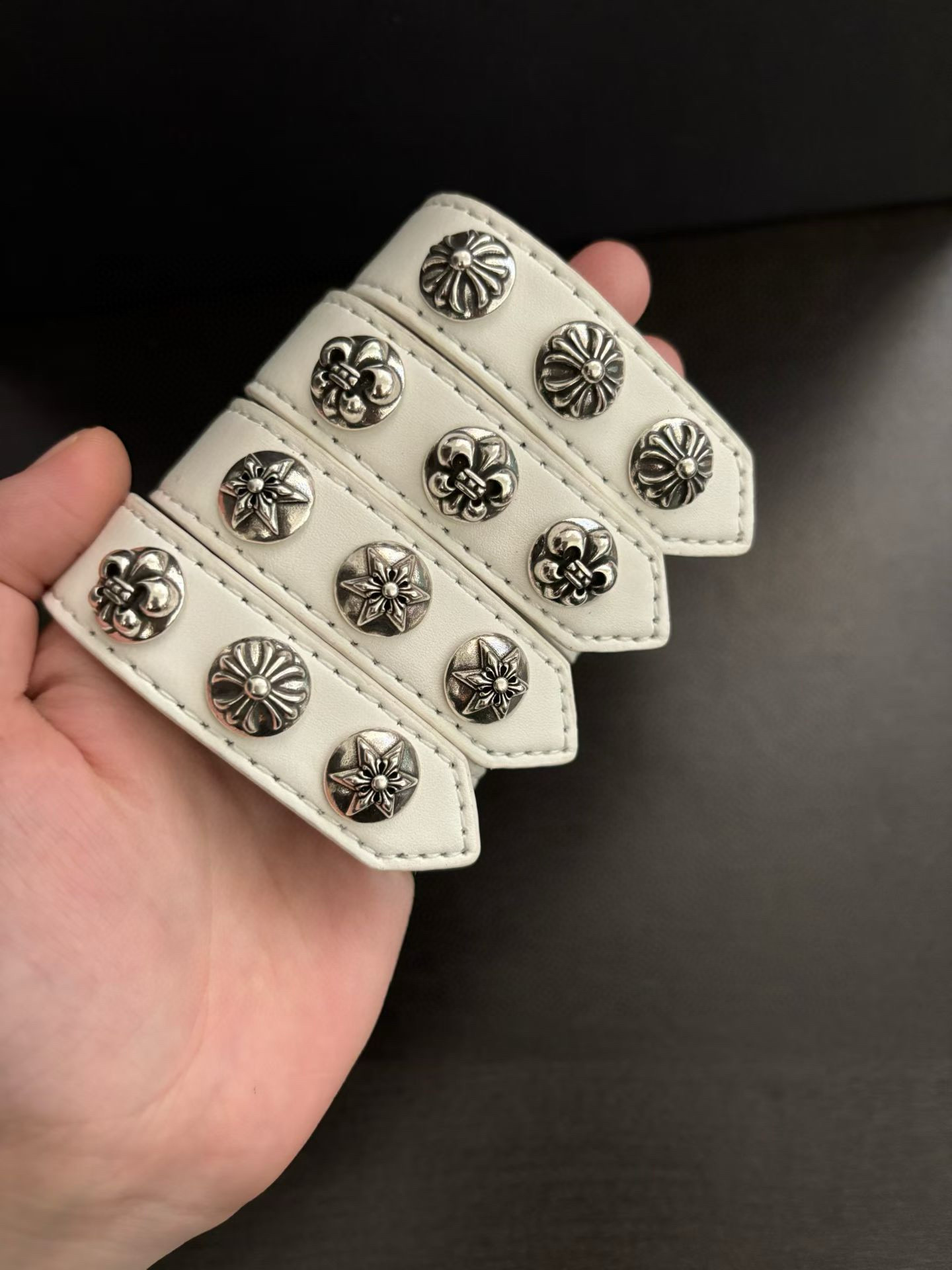 크롬하츠(Chrome Hearts) 십자가 가죽 코드 팔찌 악세사리