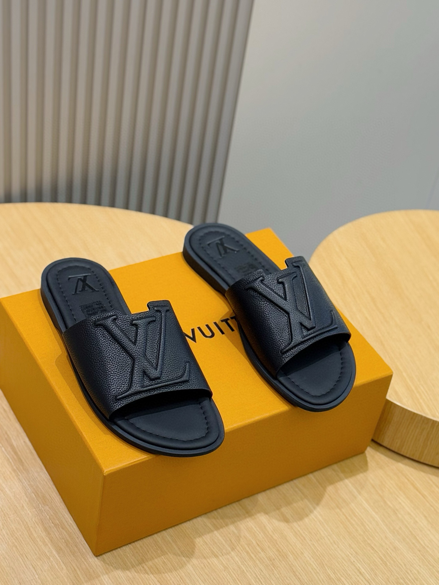 루이비통(Louis Vuitton) LV 워터프론트(Waterfront) 모노그램 슬라이드 슬리퍼 신발