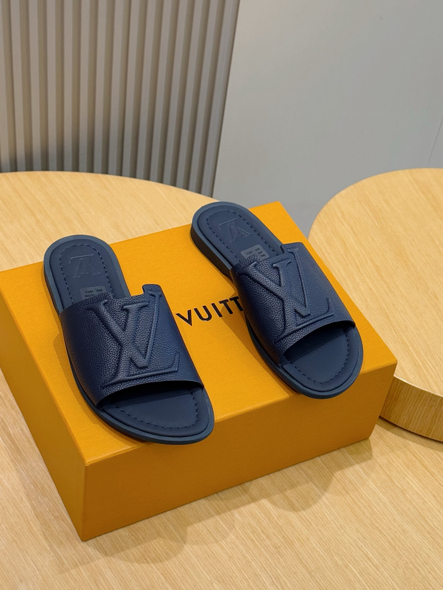 루이비통(Louis Vuitton) LV 워터프론트(Waterfront) 모노그램 슬라이드 슬리퍼 신발