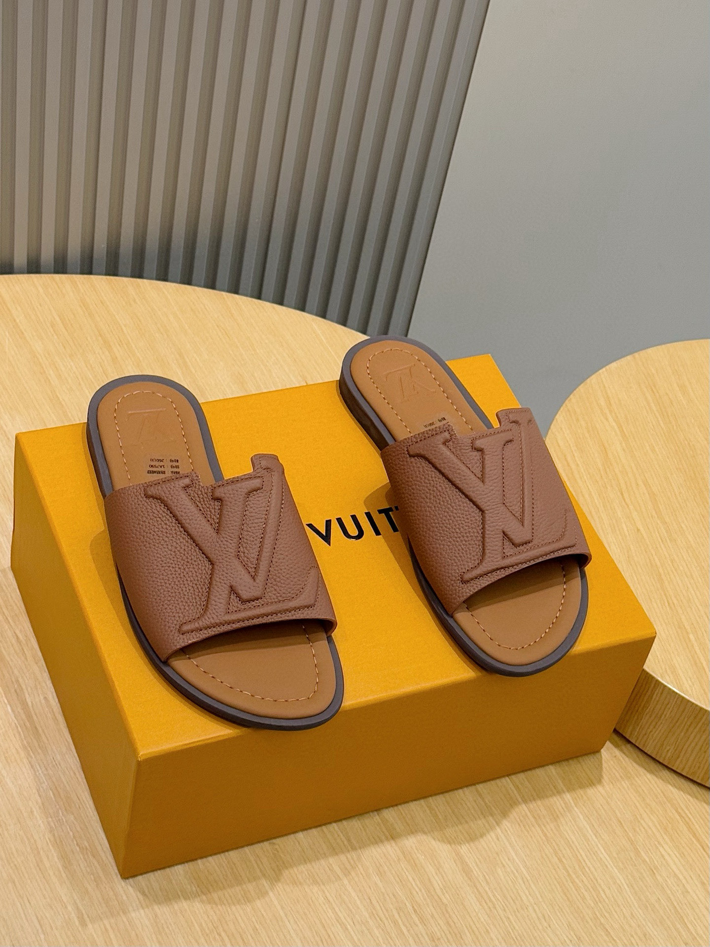 루이비통(Louis Vuitton) LV 워터프론트(Waterfront) 모노그램 슬라이드 슬리퍼 신발