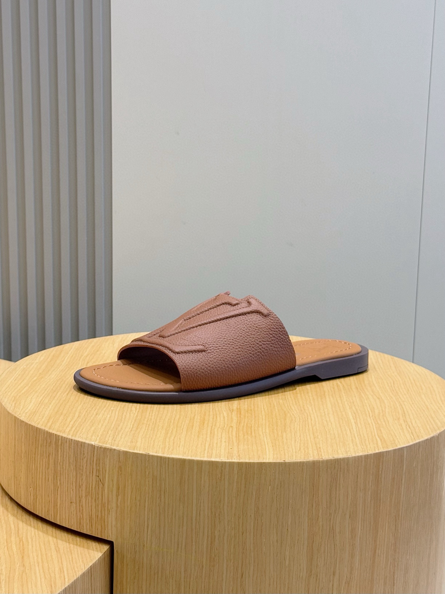 루이비통(Louis Vuitton) LV 워터프론트(Waterfront) 모노그램 슬라이드 슬리퍼 신발