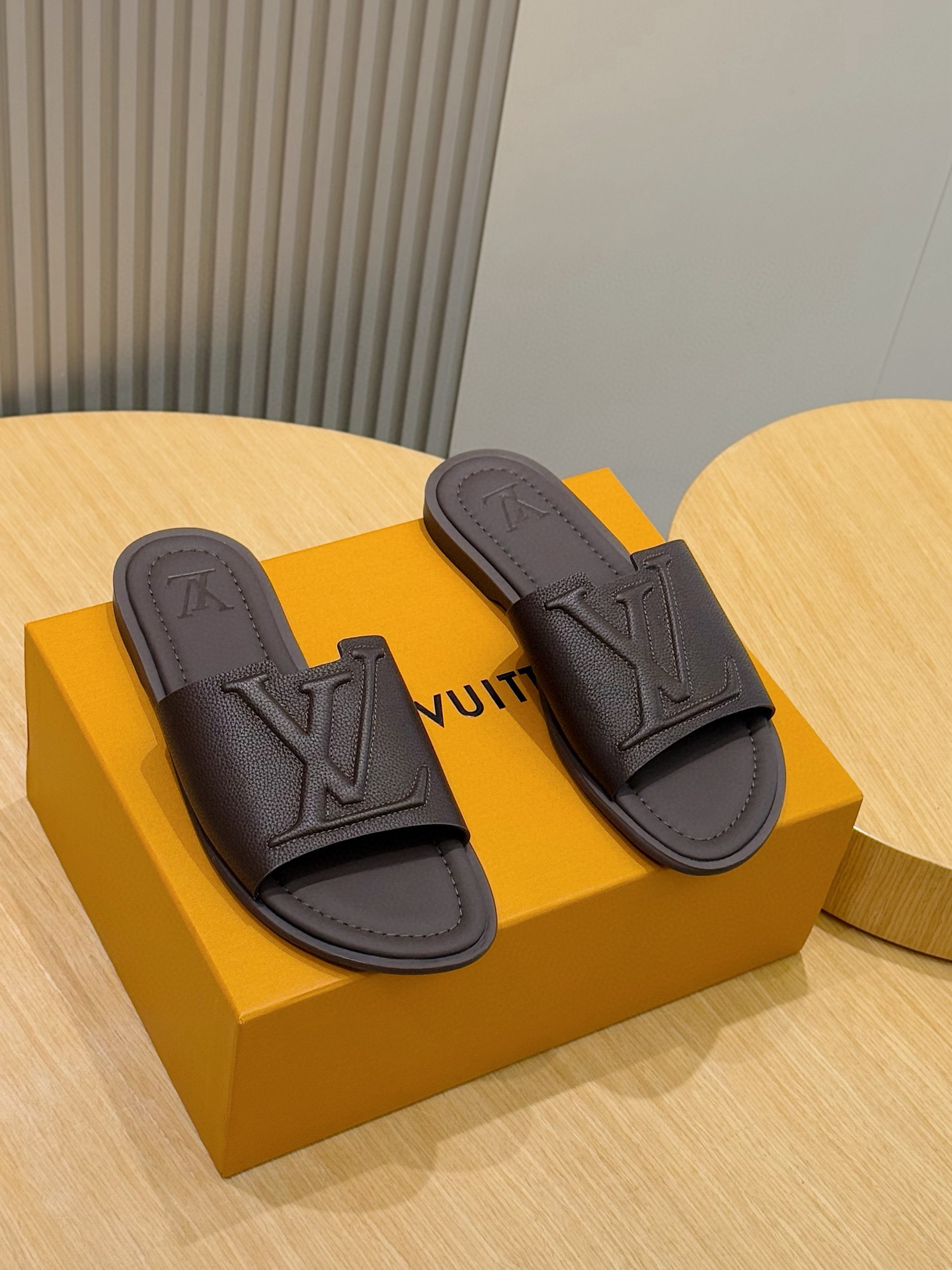 루이비통(Louis Vuitton) LV 워터프론트(Waterfront) 모노그램 슬라이드 슬리퍼 신발