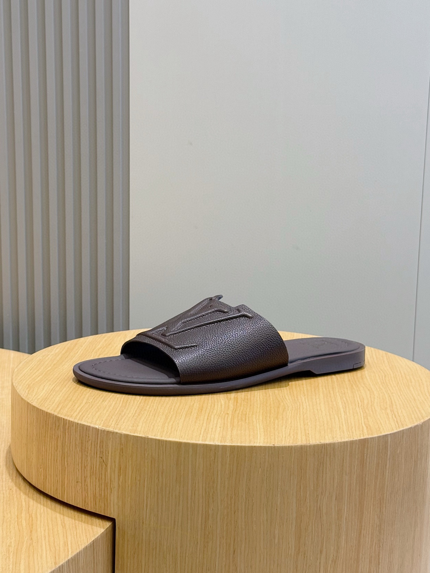 루이비통(Louis Vuitton) LV 워터프론트(Waterfront) 모노그램 슬라이드 슬리퍼 신발