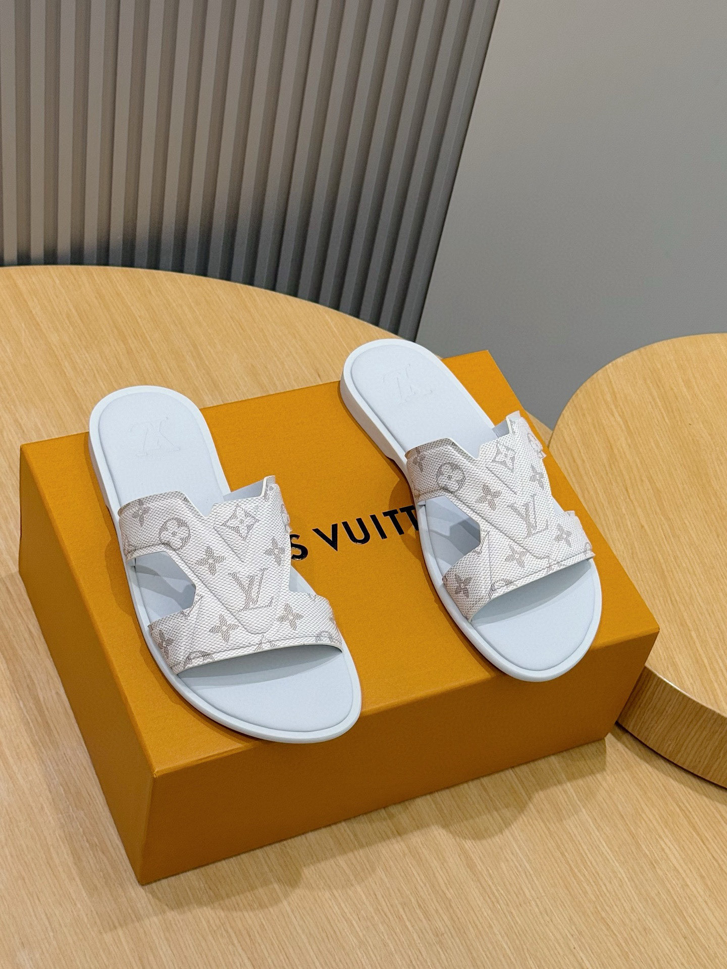 루이비통(Louis Vuitton) LV 워터프론트(Waterfront) 모노그램 슬라이드 슬리퍼 신발