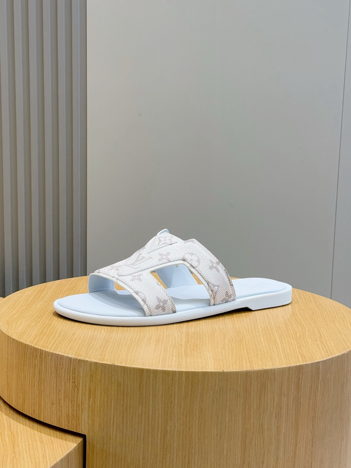 루이비통(Louis Vuitton) LV 워터프론트(Waterfront) 모노그램 슬라이드 슬리퍼 신발