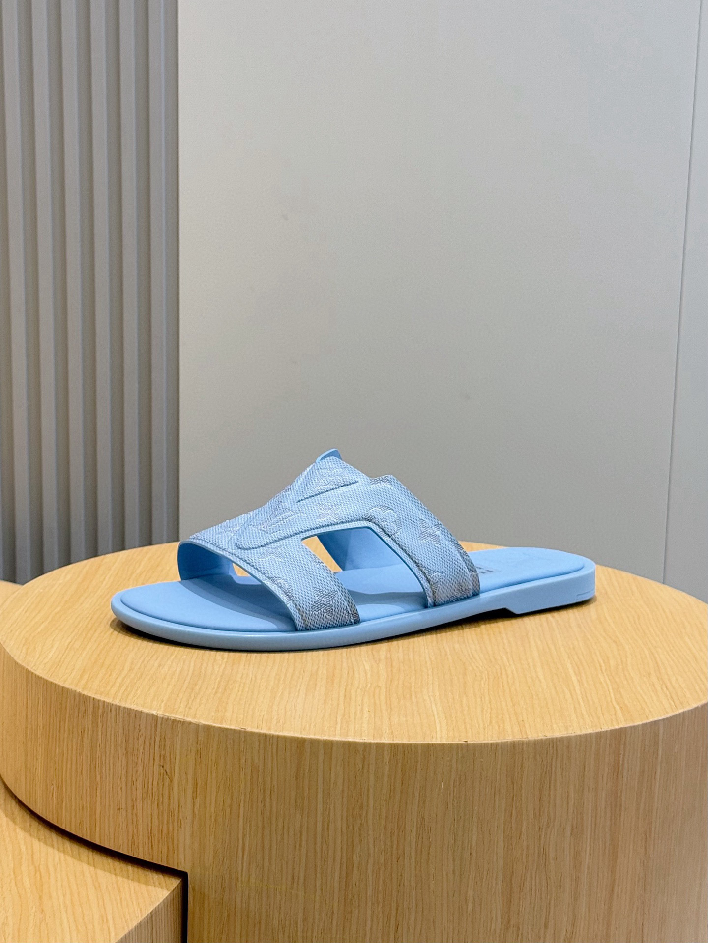 루이비통(Louis Vuitton) LV 워터프론트(Waterfront) 모노그램 슬라이드 슬리퍼 신발