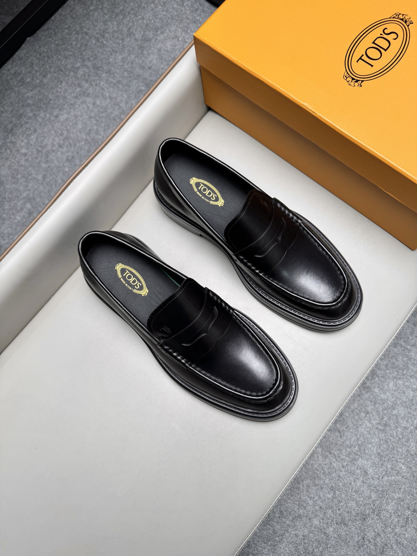 토즈(Tods) 뉴 시즌 키높이 경량 소프트 로퍼 구두 신발