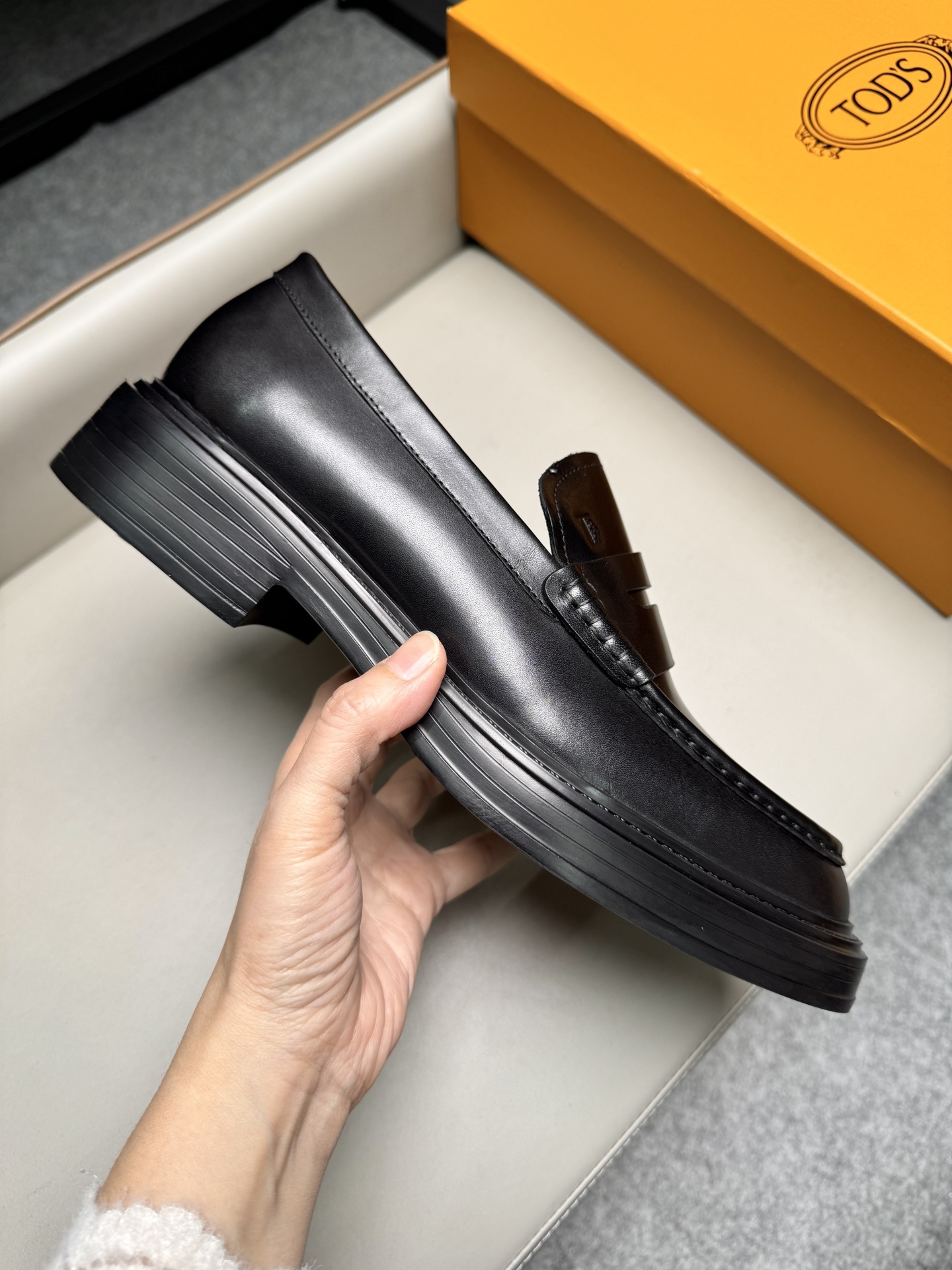 토즈(Tods) 뉴 시즌 키높이 경량 소프트 로퍼 구두 신발