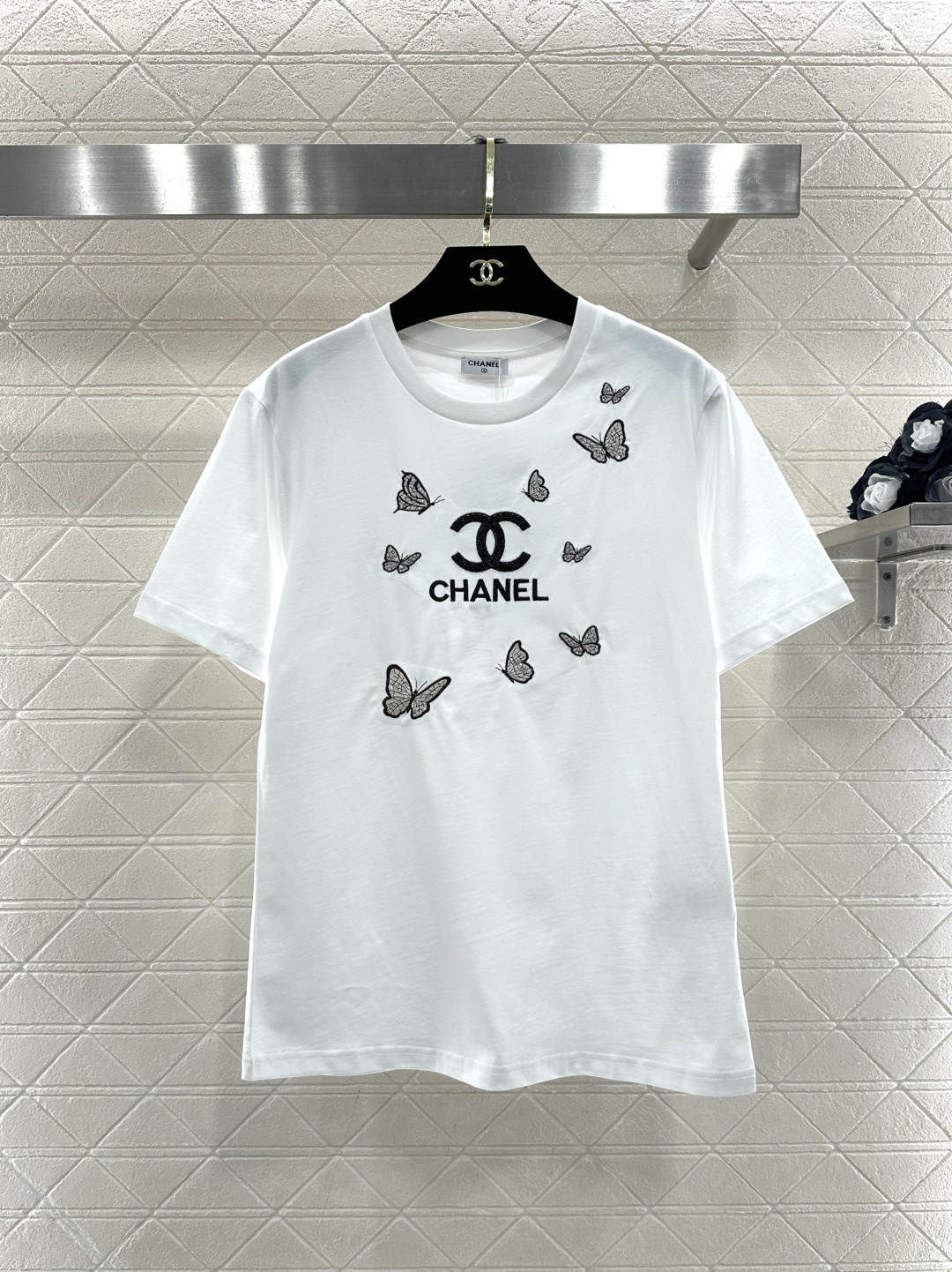 샤넬(Chanel) 나비 핫픽스 & 자수 로고 반팔 티셔츠 의류