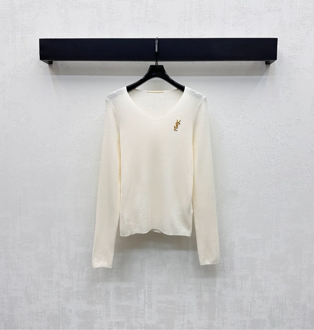 생로랑(Saint Laurent) YSL 슬림핏 V넥 로고 로고 니트 의류