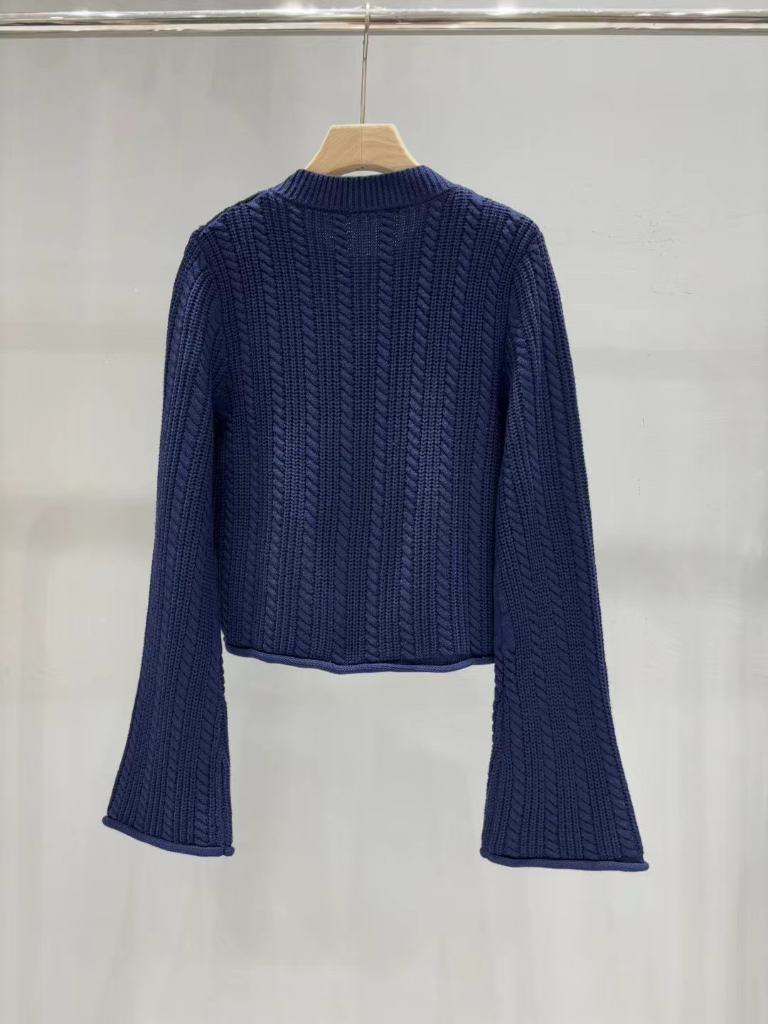 루이비통(LV) 꽈배기 니트 가디건 의류