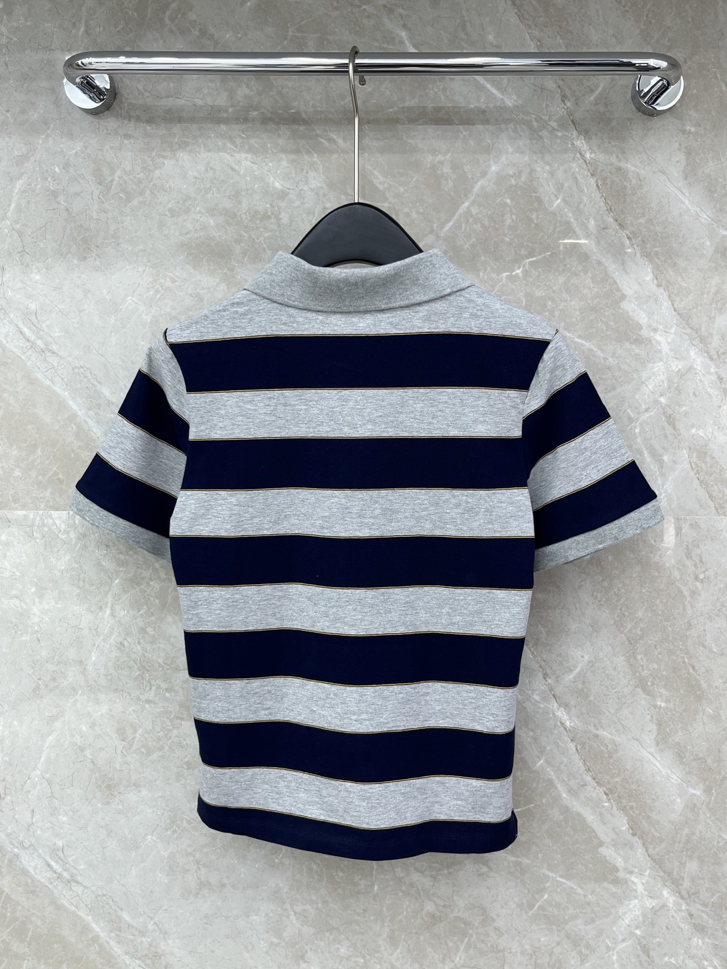 miumiu 미우미우 컨트라스트 로고 패치 스트라이프 반팔 티셔츠 의류