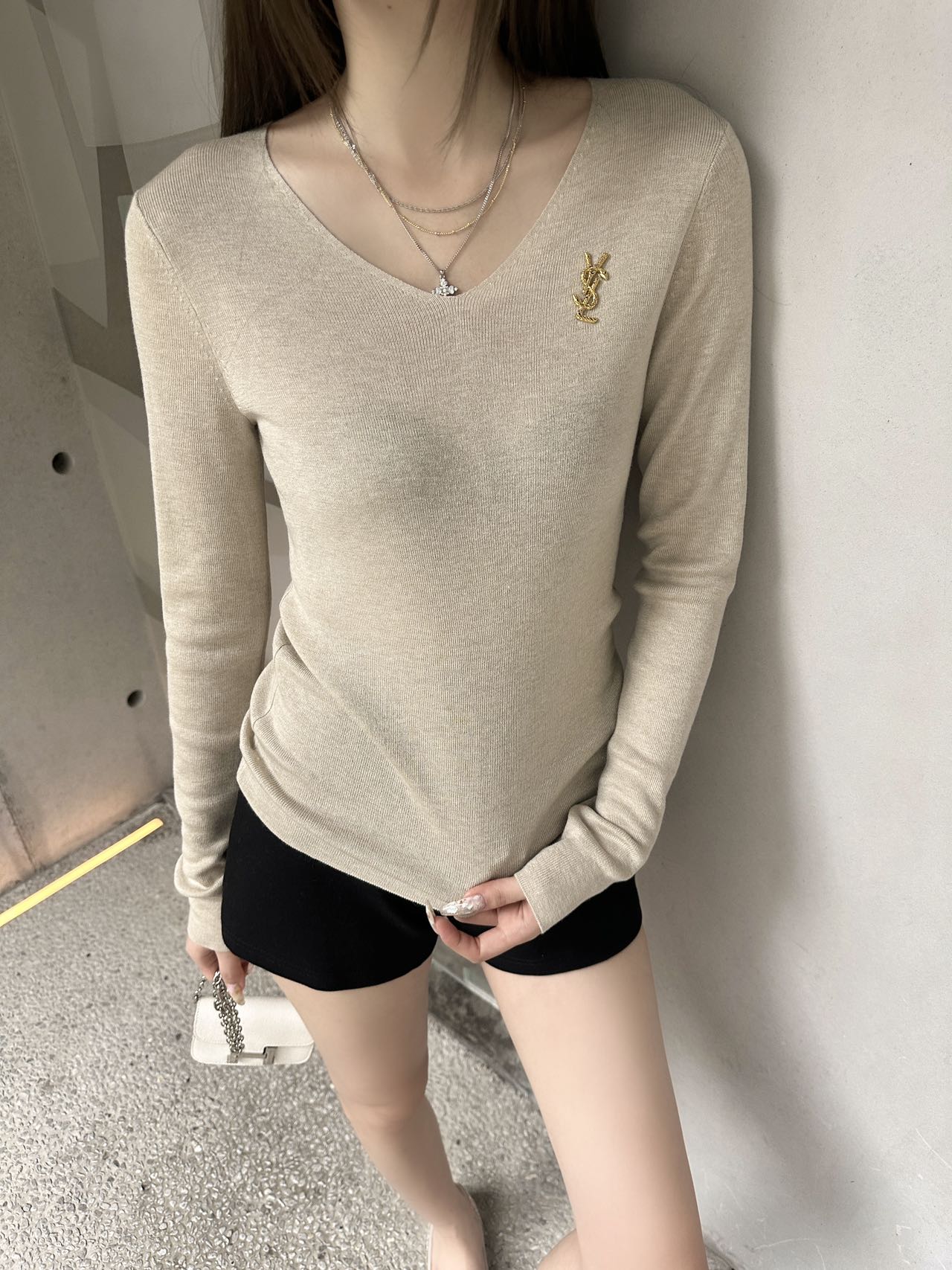 생로랑(Saint Laurent) YSL 슬림핏 V넥 로고 로고 니트 의류