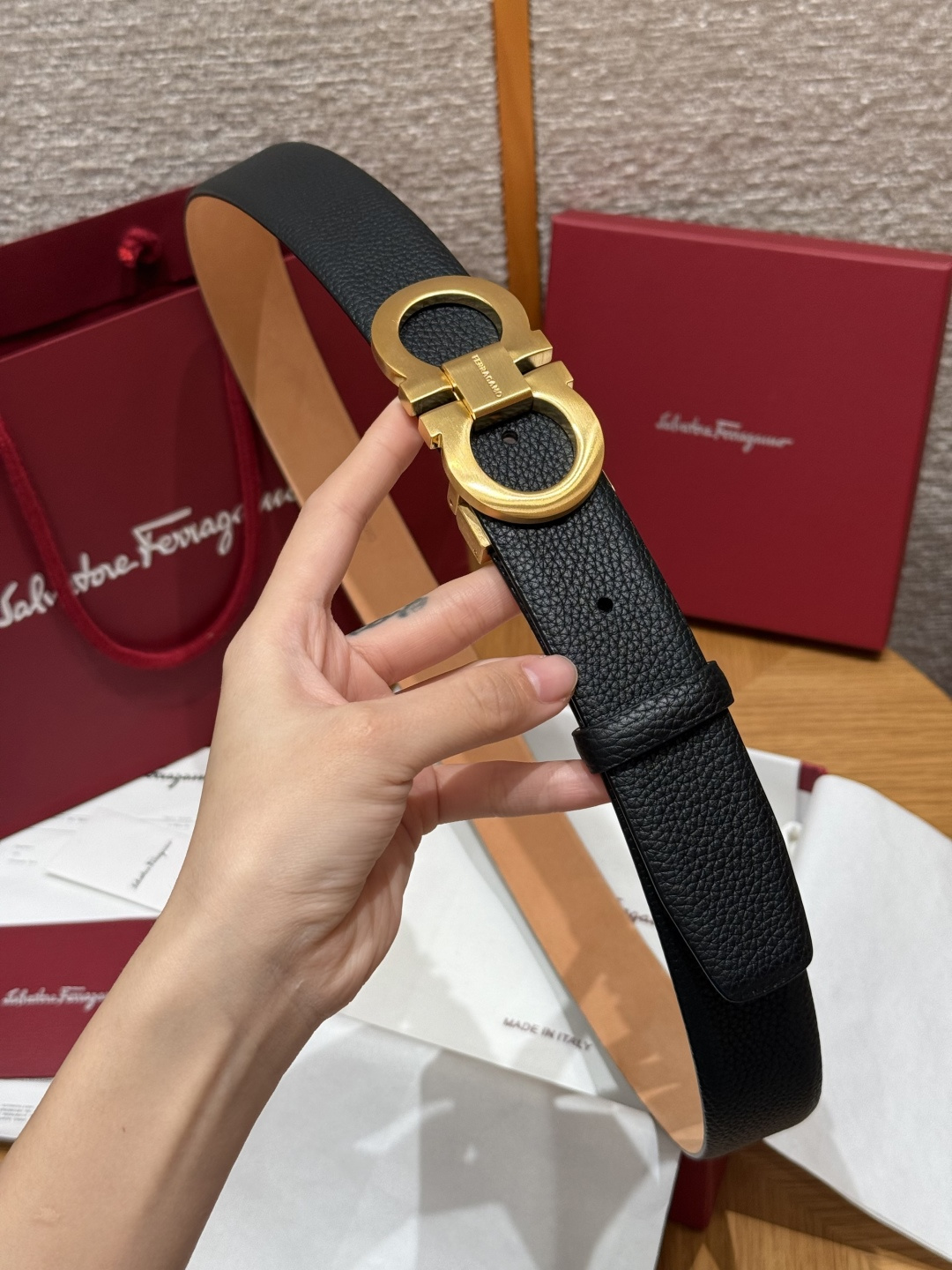 페라가모(Ferragamo) 양면 조절식 Gancini 간치니 해머드 레더 벨트