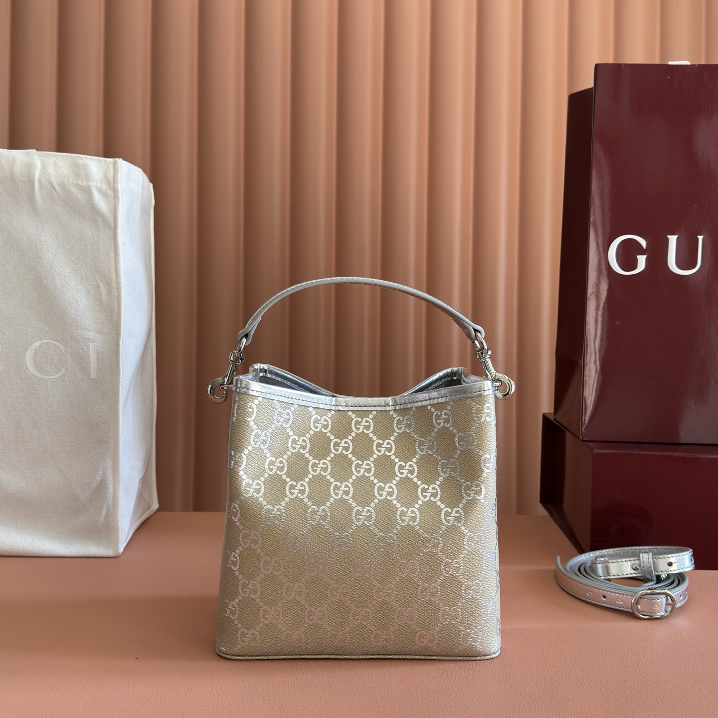 구찌(GUCCI) 엠블럼 메탈릭 GG 버킷백 가방