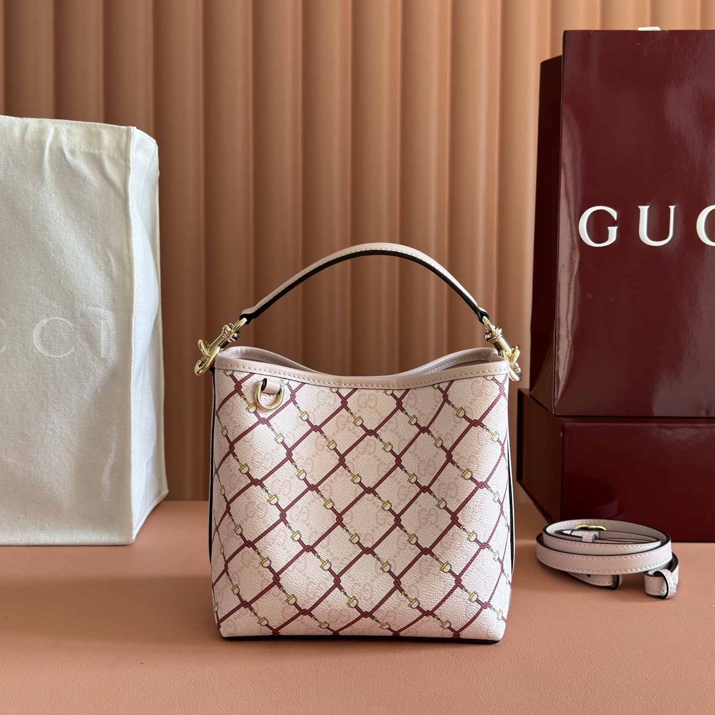 구찌(GUCCI) 엠블럼 GG 버킷백 가방