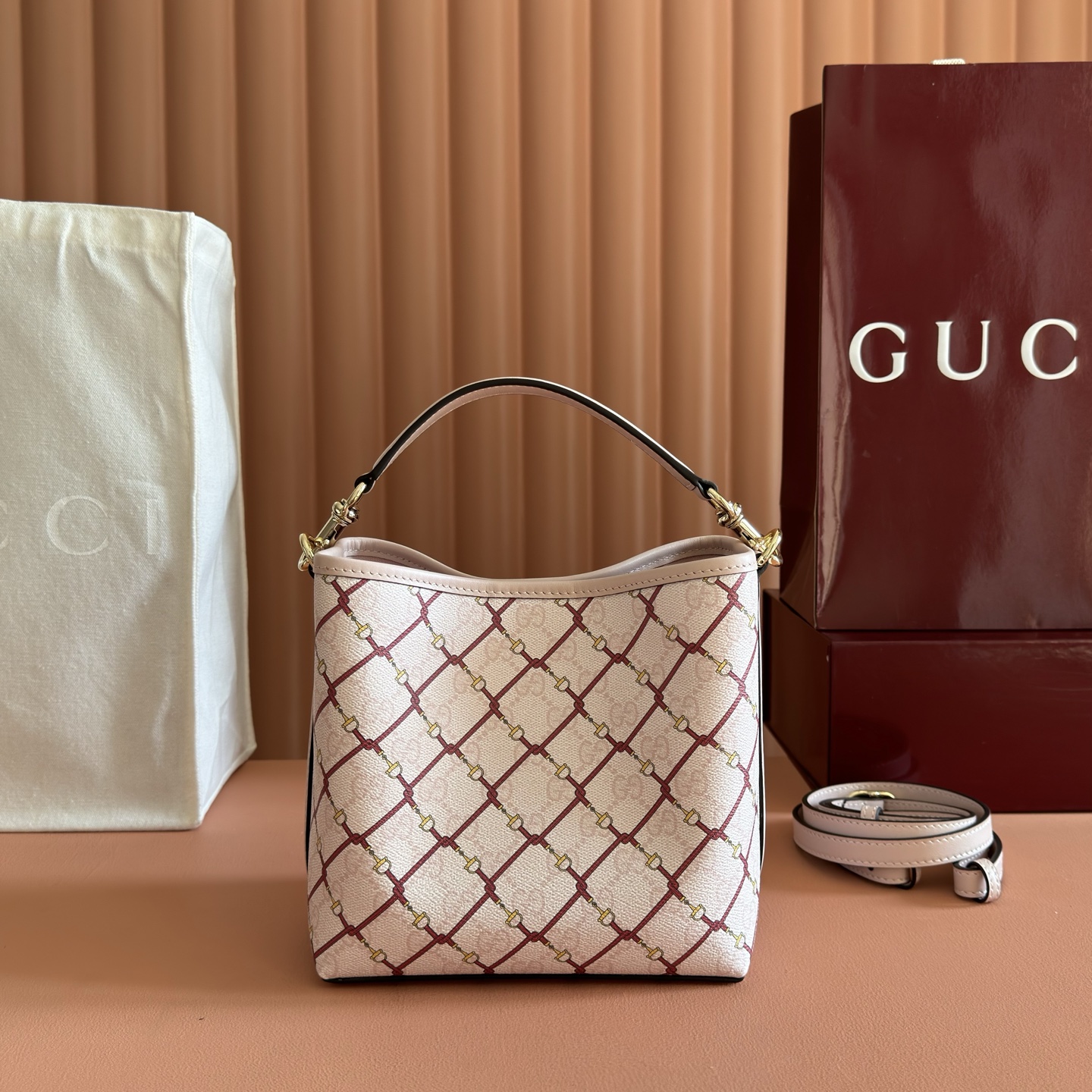 구찌(GUCCI) 엠블럼 GG 버킷백 가방