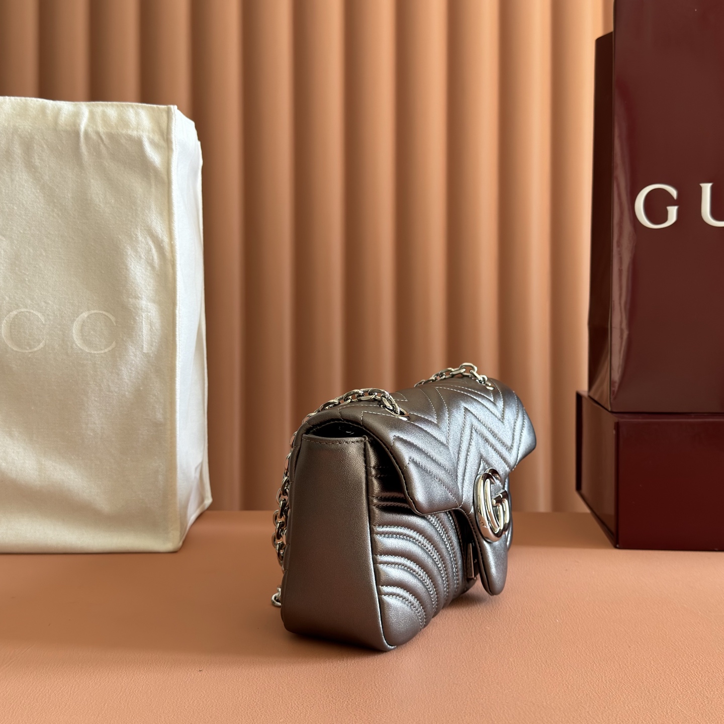 구찌(GUCCI) GG 마몽 메탈릭 마틀라세 숄더백 가방 미디움