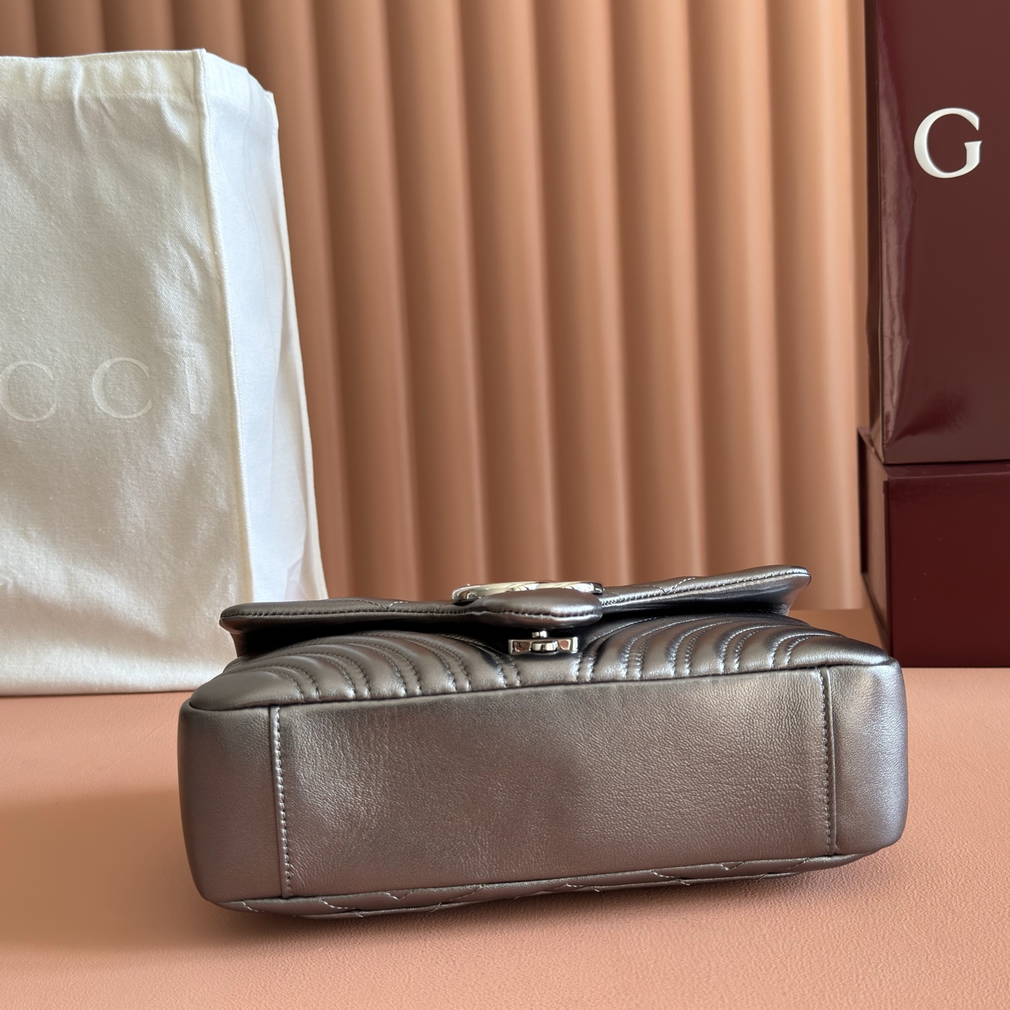 구찌(GUCCI) GG 마몽 메탈릭 마틀라세 숄더백 가방 미디움