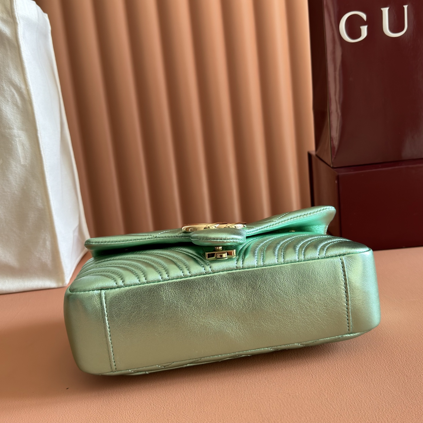 구찌(GUCCI) GG 마몽(Marmont) 메탈릭 마틀라세 숄더백 가방 미디엄