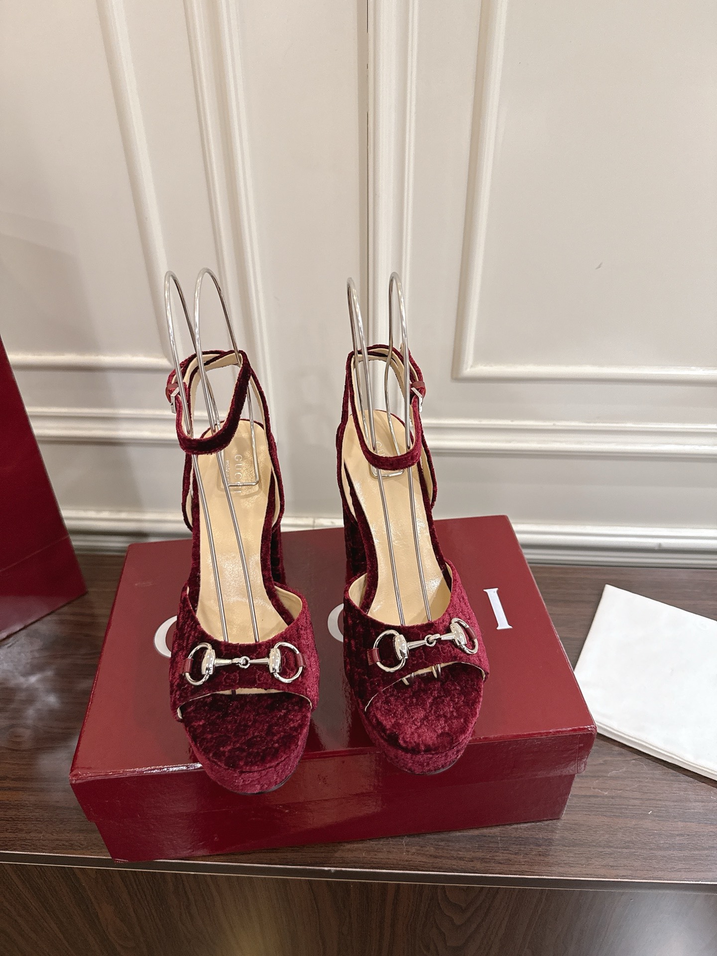 구찌(GUCCI) 홀스빗 벨벳 플랫폼 하이힐 샌들 신발