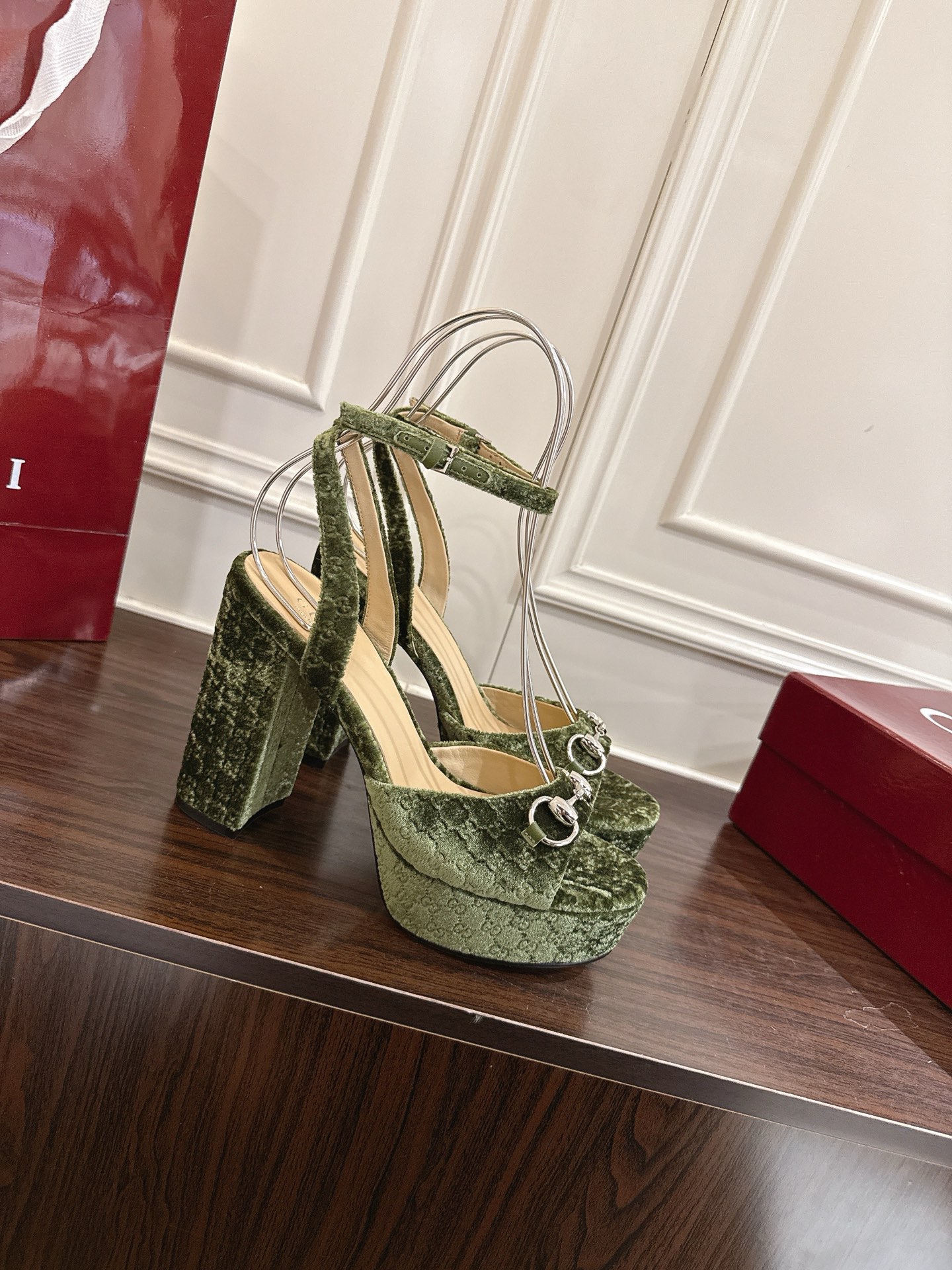 구찌(GUCCI) 홀스빗 벨벳 플랫폼 하이힐 샌들 신발