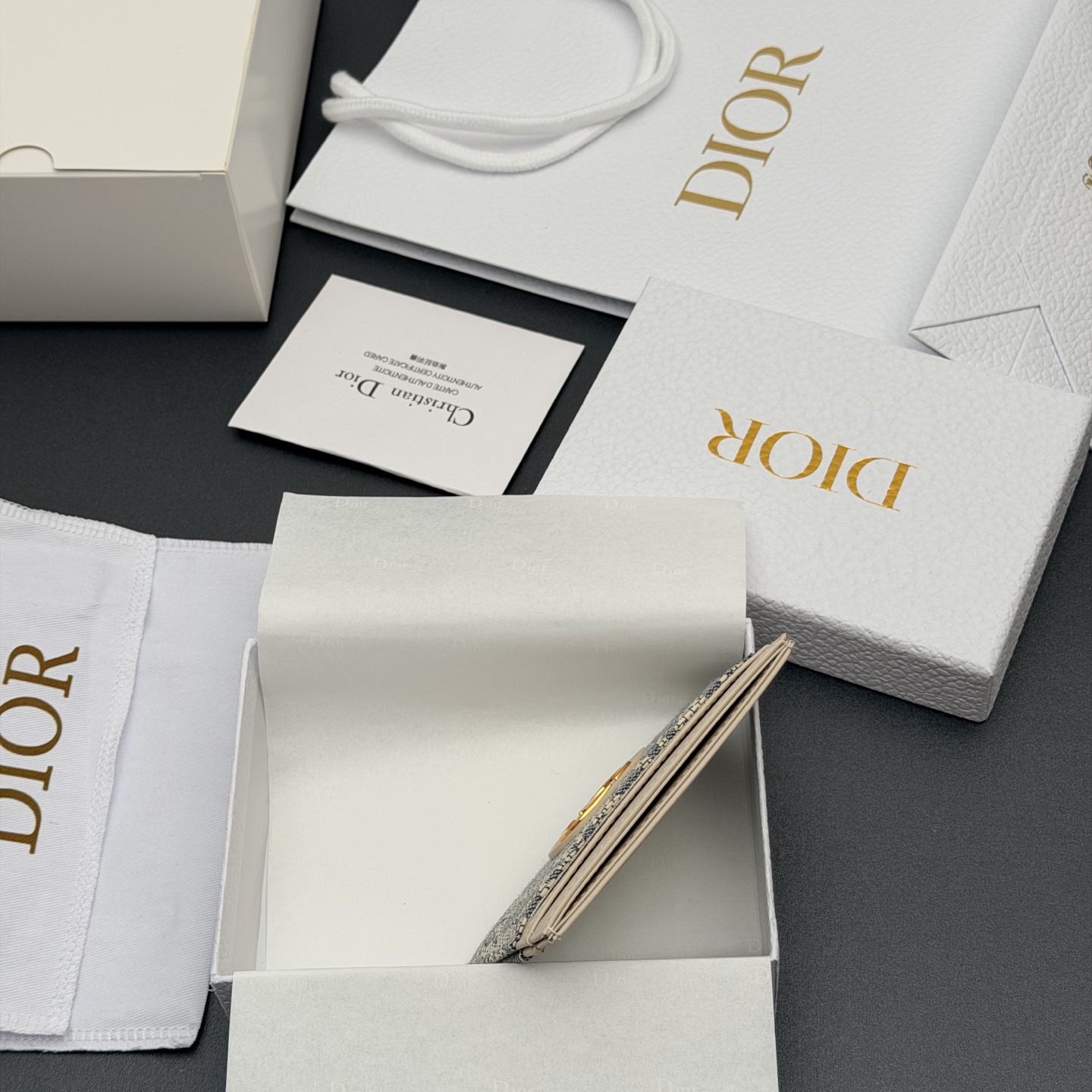 디올(DIOR) 30 Montaigne Freesia 몽테인 프리지아 카드 지갑 홀더