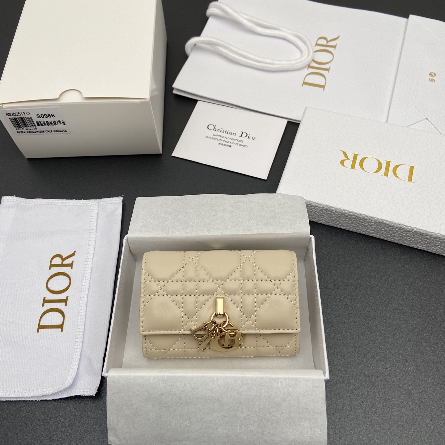 디올(DIOR) 졸리 글리신(Jolie Glycine) 클라우드 까나쥬 월렛 지갑