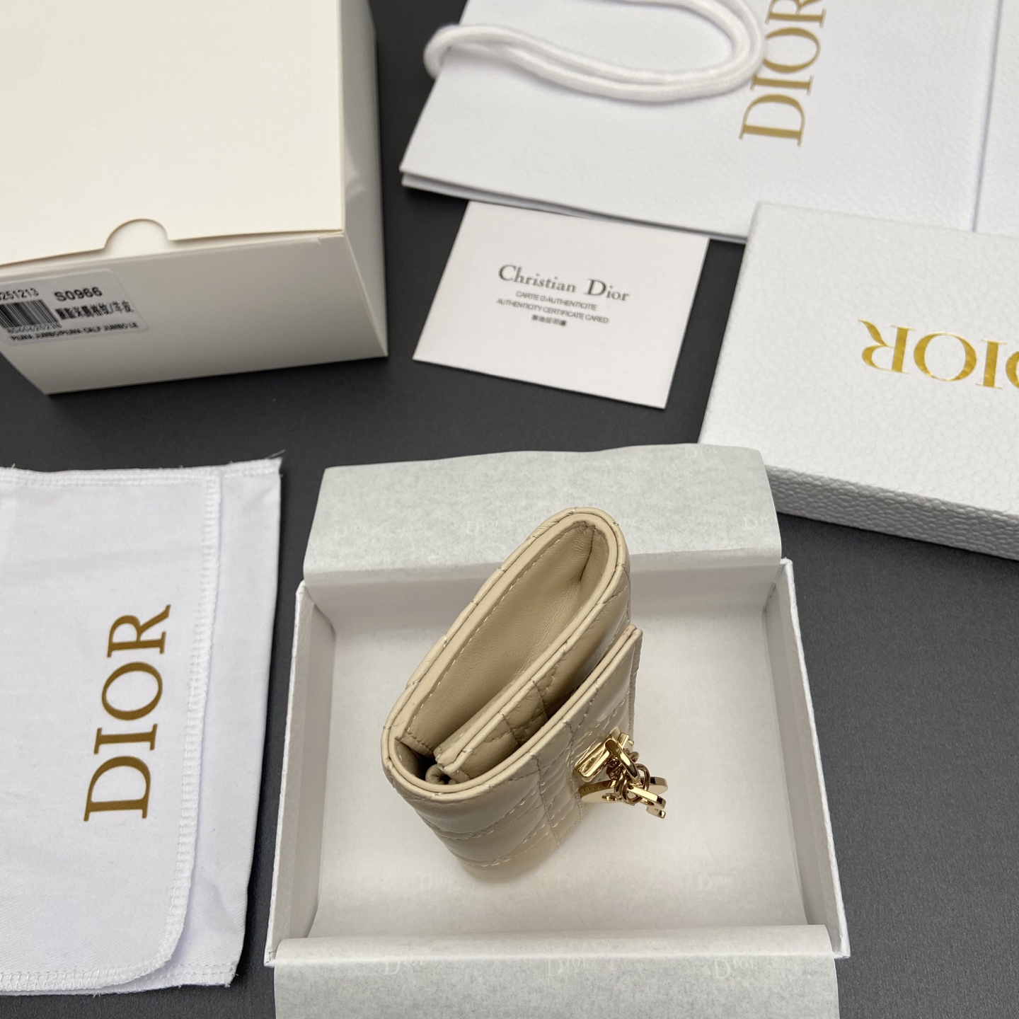 디올(DIOR) 졸리 글리신(Jolie Glycine) 클라우드 까나쥬 월렛 지갑