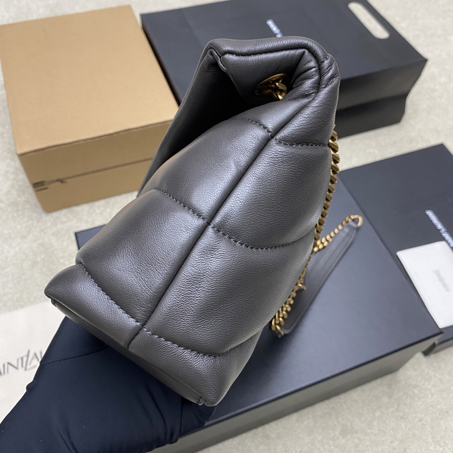 생로랑(YSL) 루루 푸퍼(Loulou Puffer) 미디움 시티 그레이 (골드) 숄더백 가방