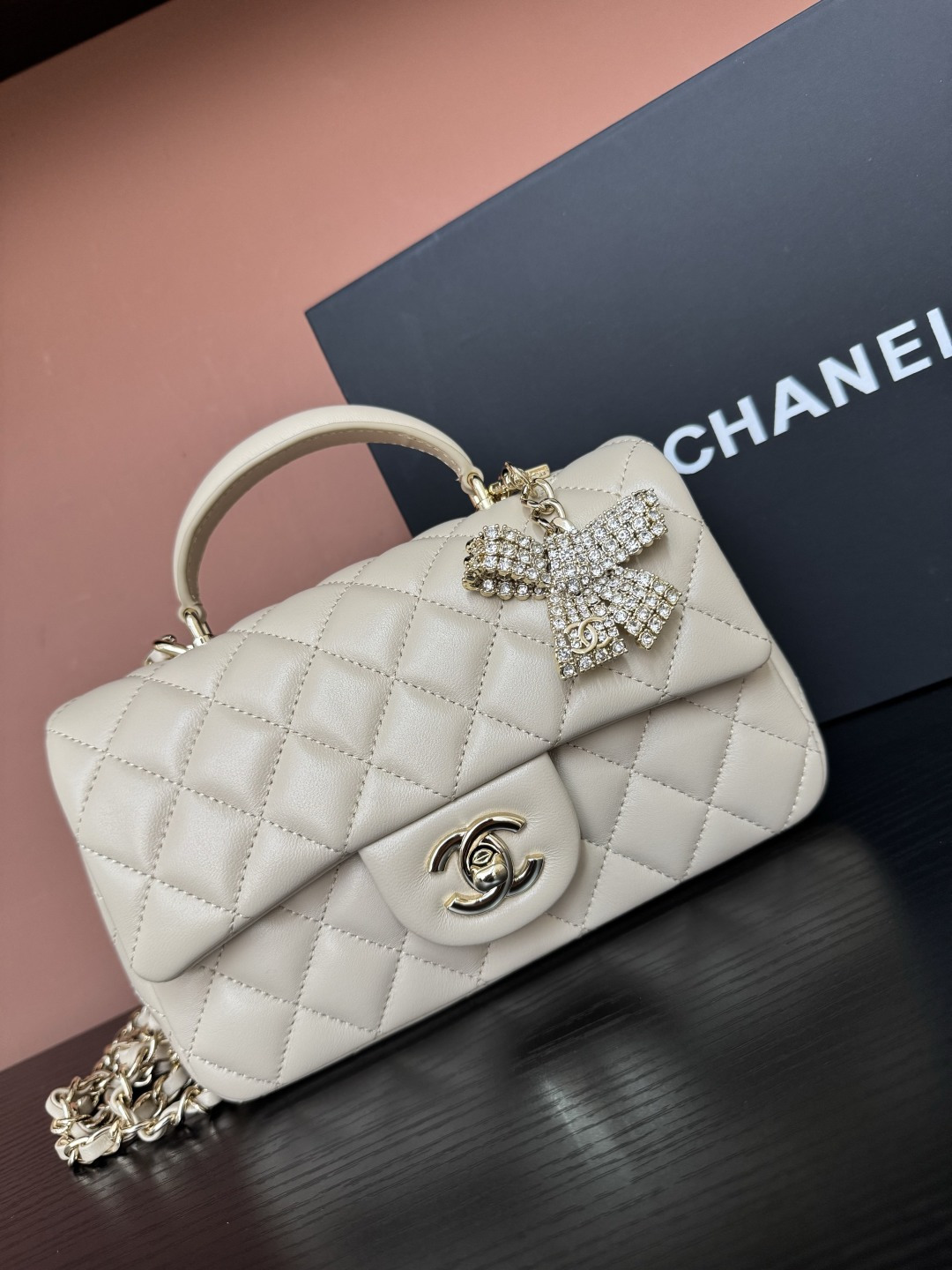 샤넬(CHANEL) 25K 버터플라이 다이아몬드 핸들 CF 미니 (라이트 베이지) 토트백 숄더백 가방