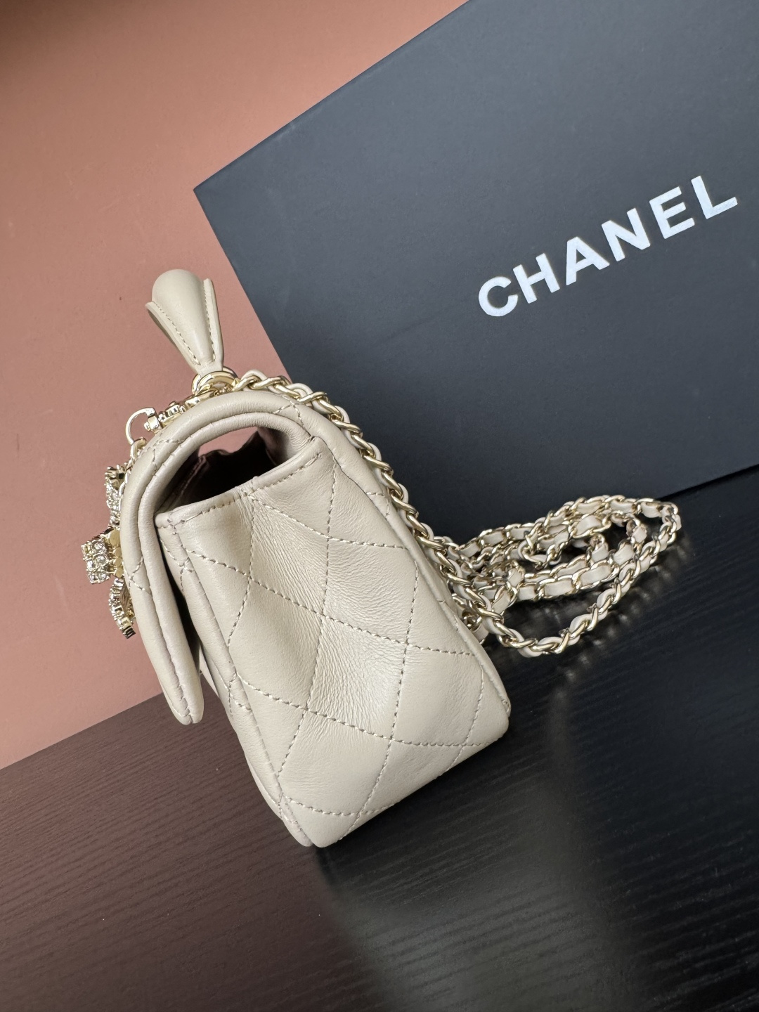 샤넬(CHANEL) 25K 버터플라이 다이아몬드 핸들 CF 미니 (라이트 베이지) 토트백 숄더백 가방