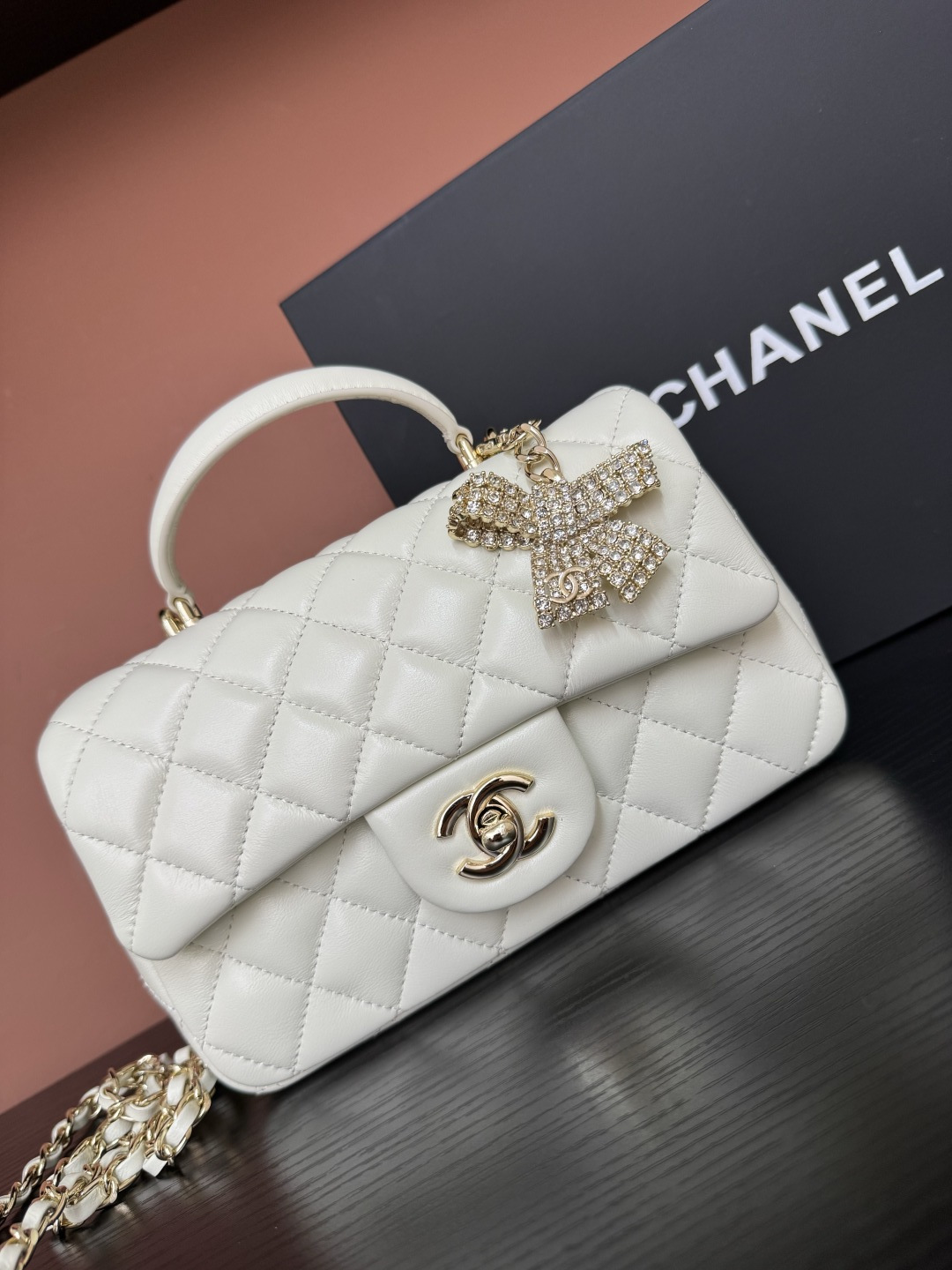 샤넬(CHANEL) 25K 버터플라이 다이아몬드 핸들 CF 미니 (밀크 화이트) 토트백 숄더백 가방