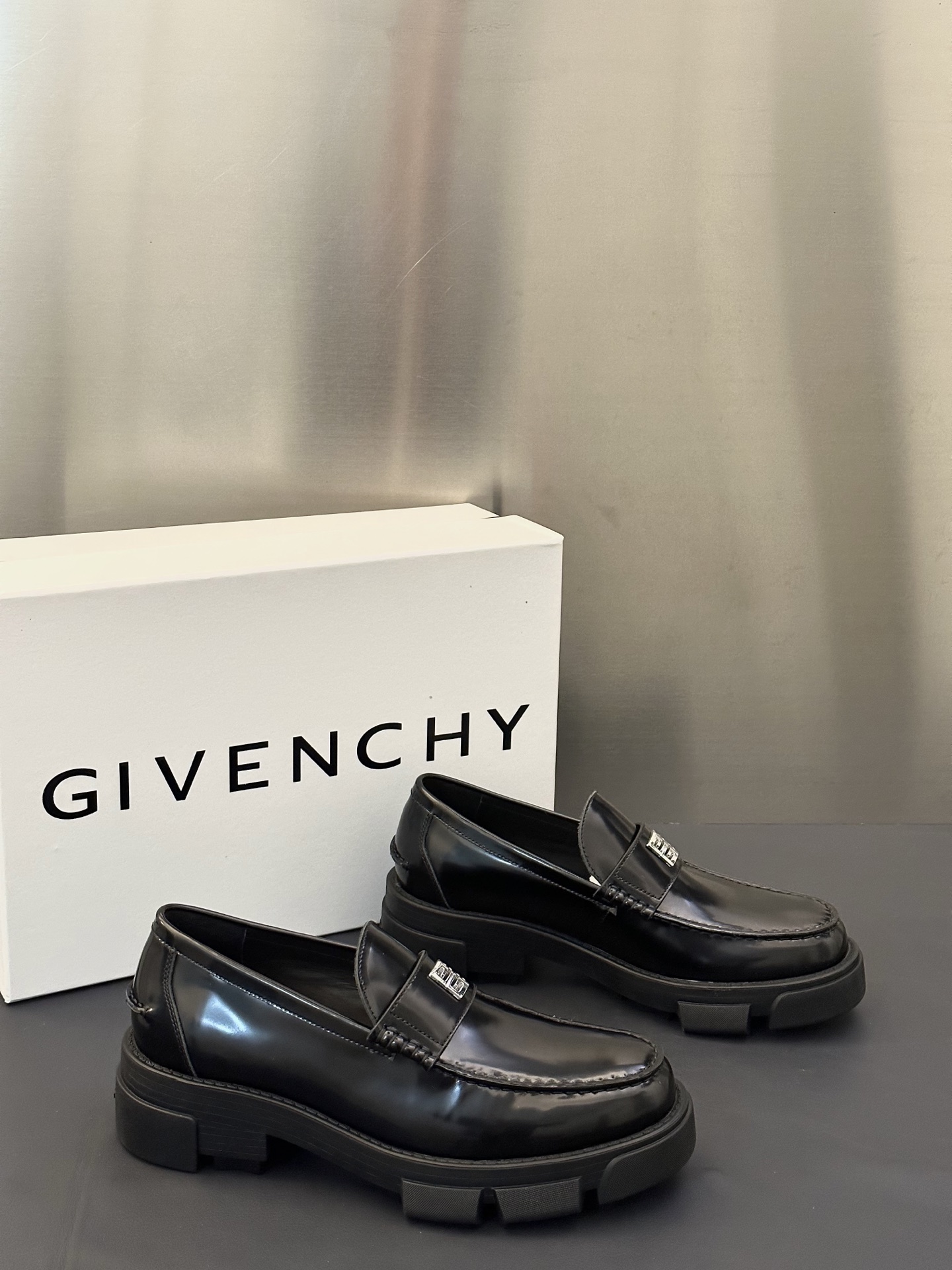 지방시(GIVENCHY show) 쇼 컬렉션 남성 레더 로우 로퍼 구두 신발