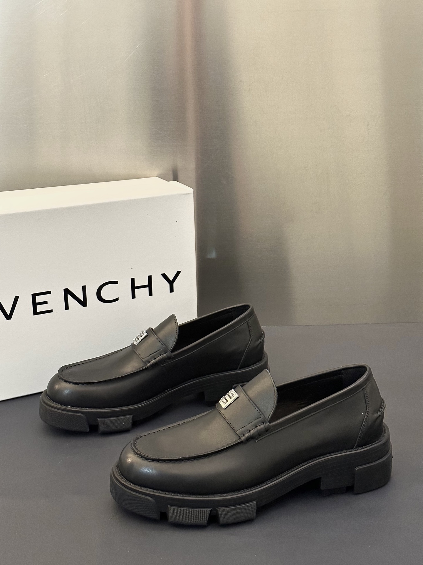 지방시(GIVENCHY show) 쇼 컬렉션 남성 레더 로우 로퍼 구두 신발