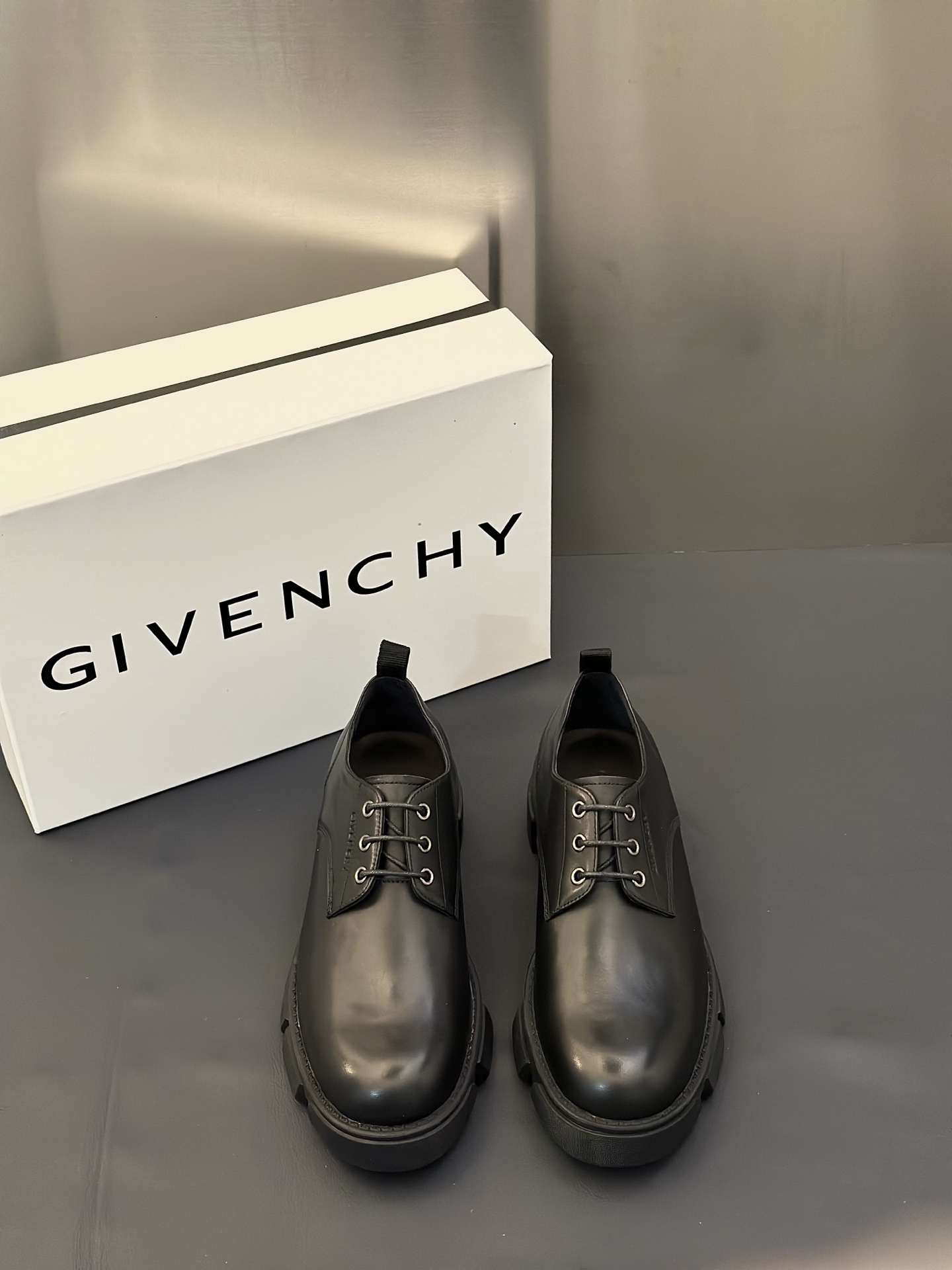 지방시(GIVENCHY show) 쇼 컬렉션 남성 레더 로우 구두 신발