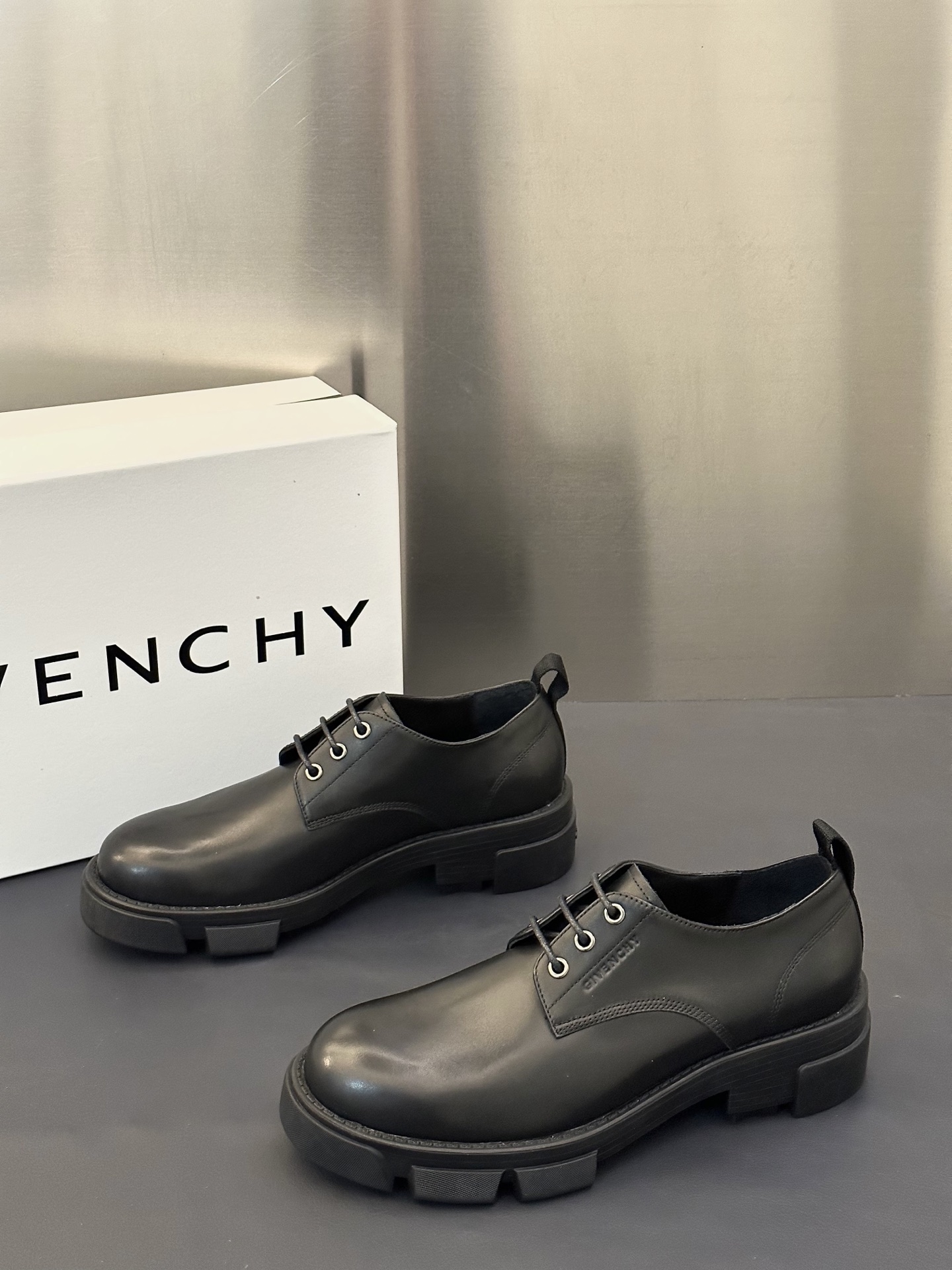 지방시(GIVENCHY show) 쇼 컬렉션 남성 레더 로우 구두 신발