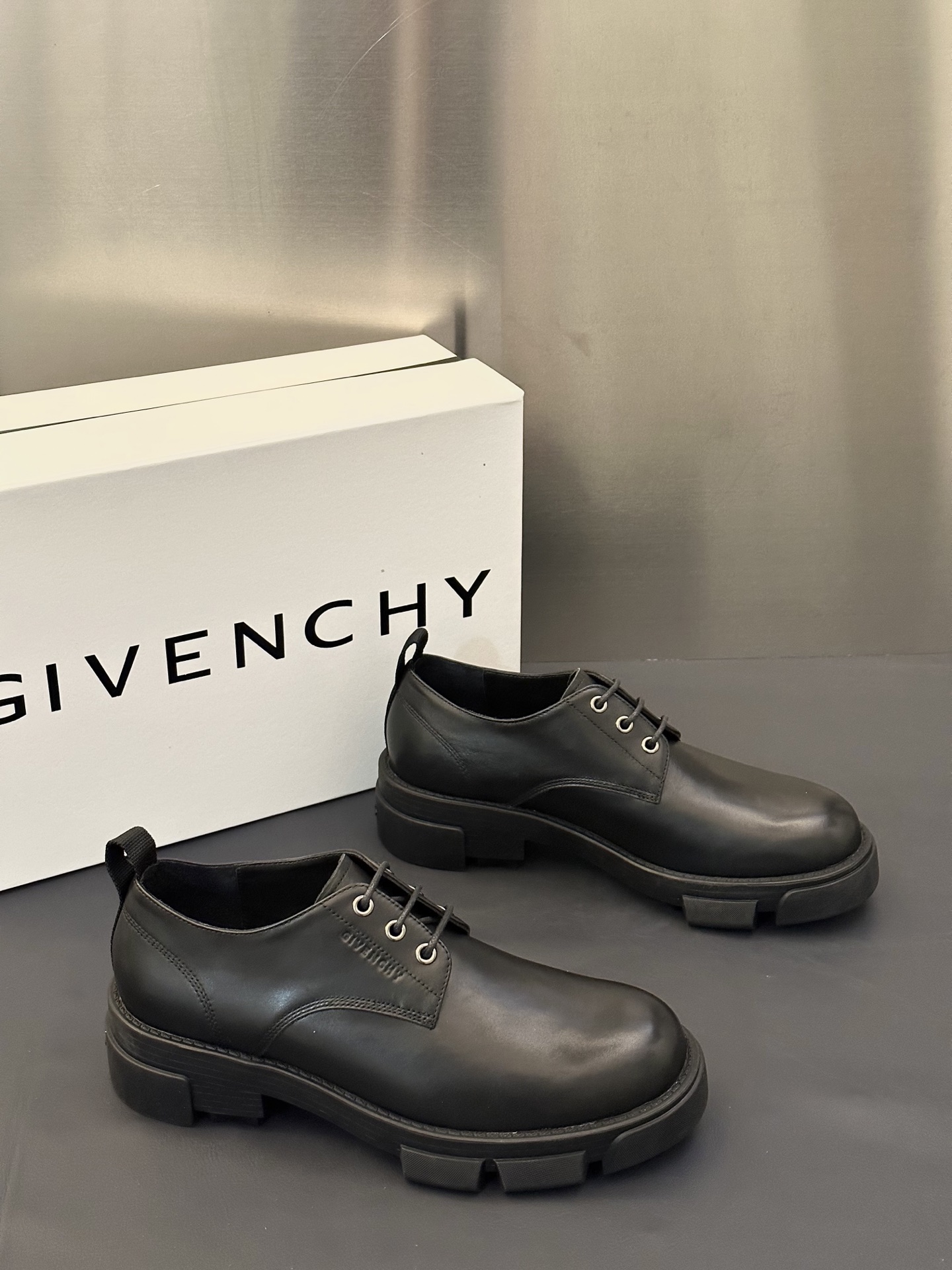 지방시(GIVENCHY show) 쇼 컬렉션 남성 레더 로우 구두 신발