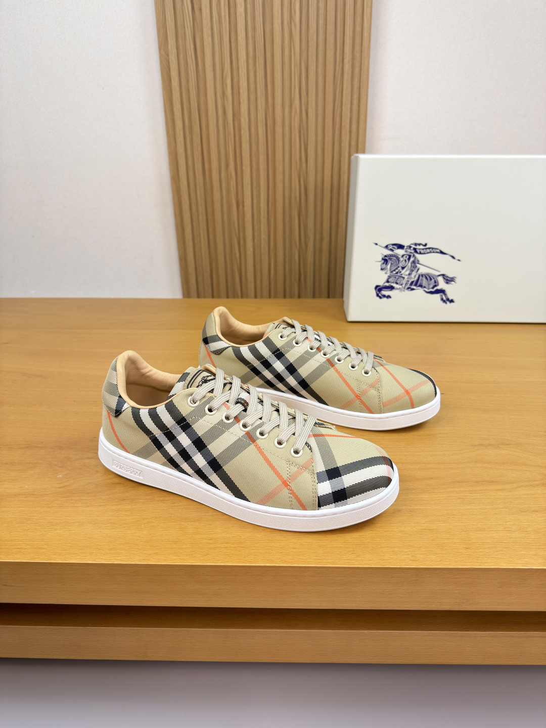 버버리(BURBERRY) 하이엔드 캐주얼 스니커즈 신발