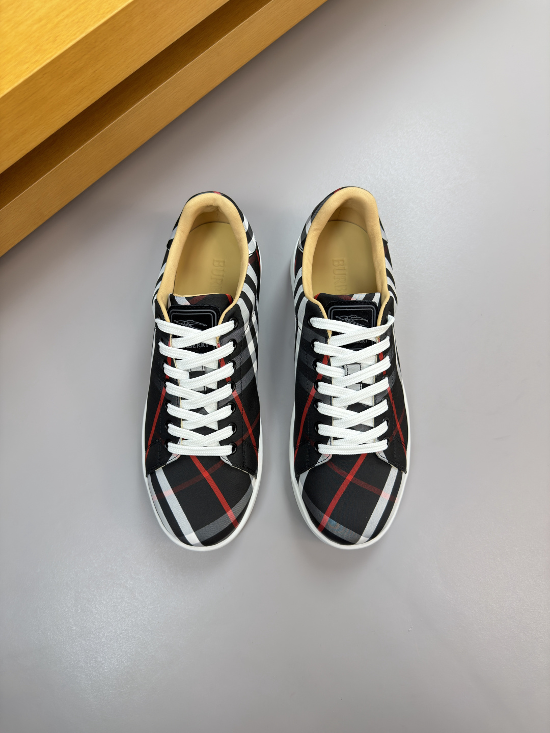 버버리(BURBERRY) 하이엔드 캐주얼 스니커즈 신발