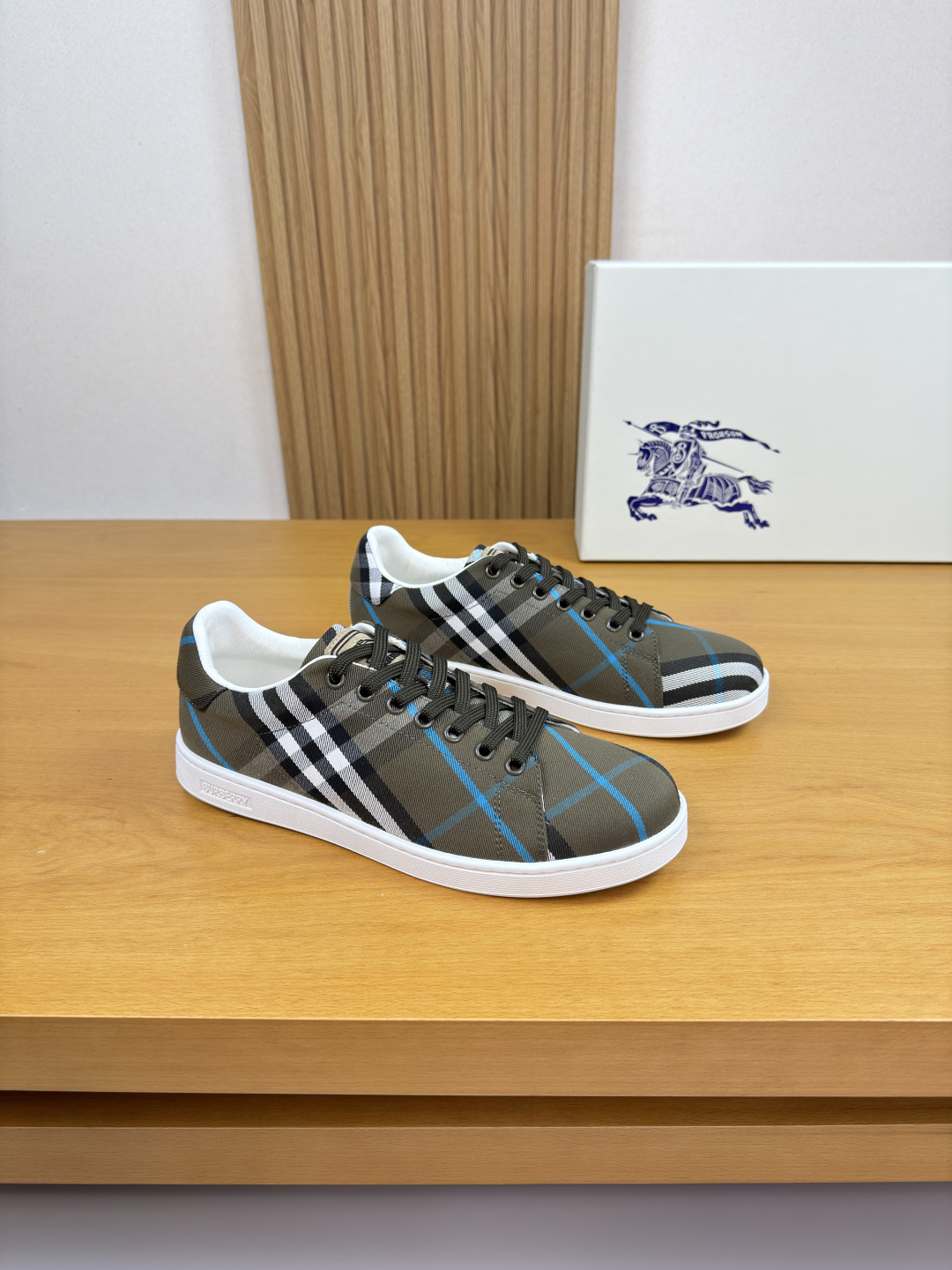 버버리(BURBERRY) 하이엔드 캐주얼 스니커즈 신발