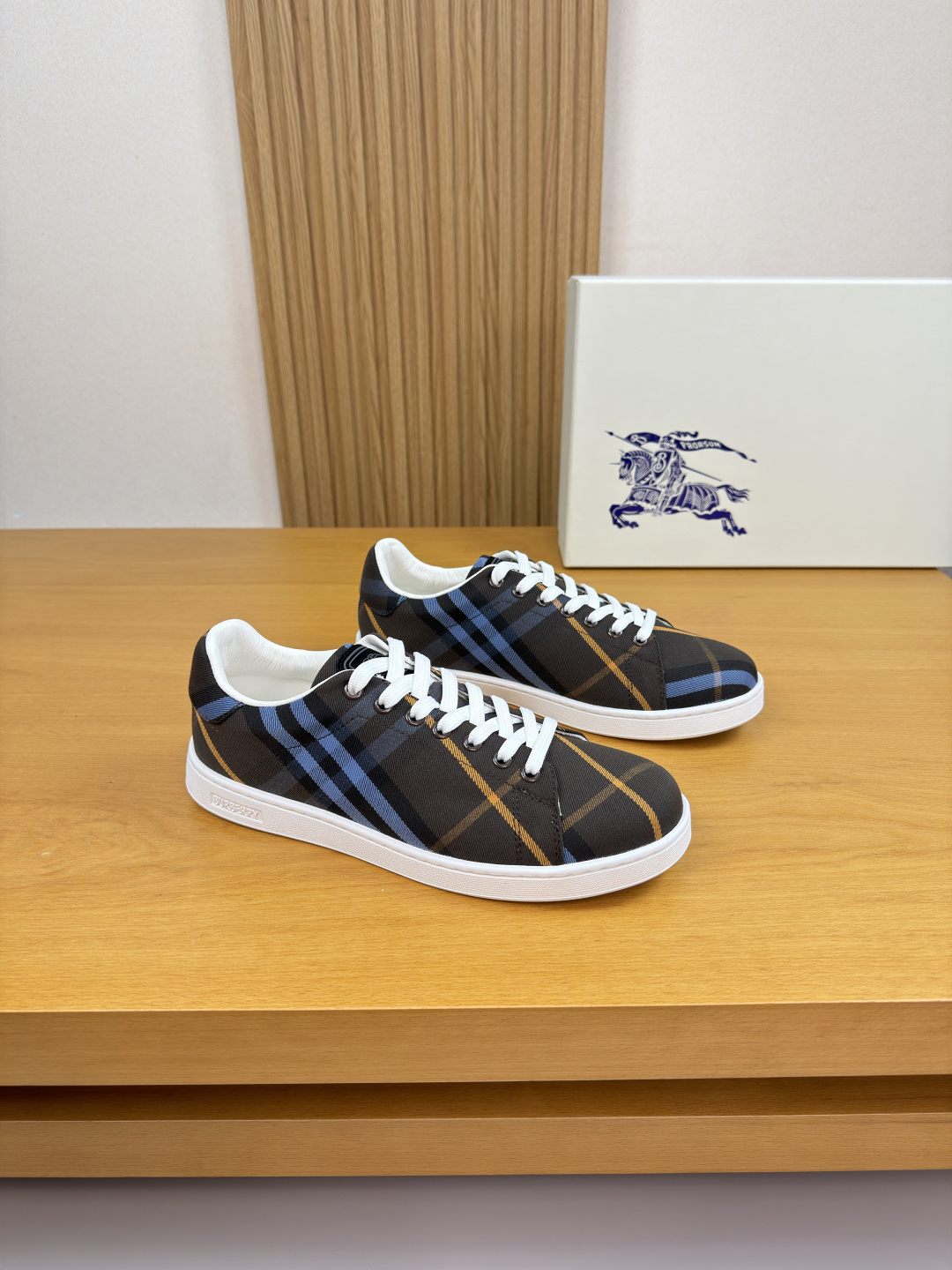 버버리(BURBERRY) 하이엔드 캐주얼 스니커즈 신발