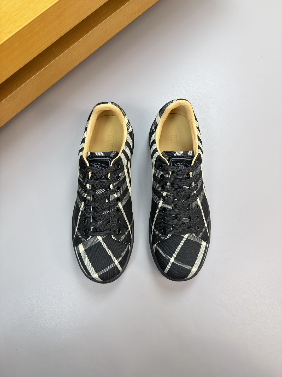 버버리(BURBERRY) 하이엔드 캐주얼 스니커즈 신발