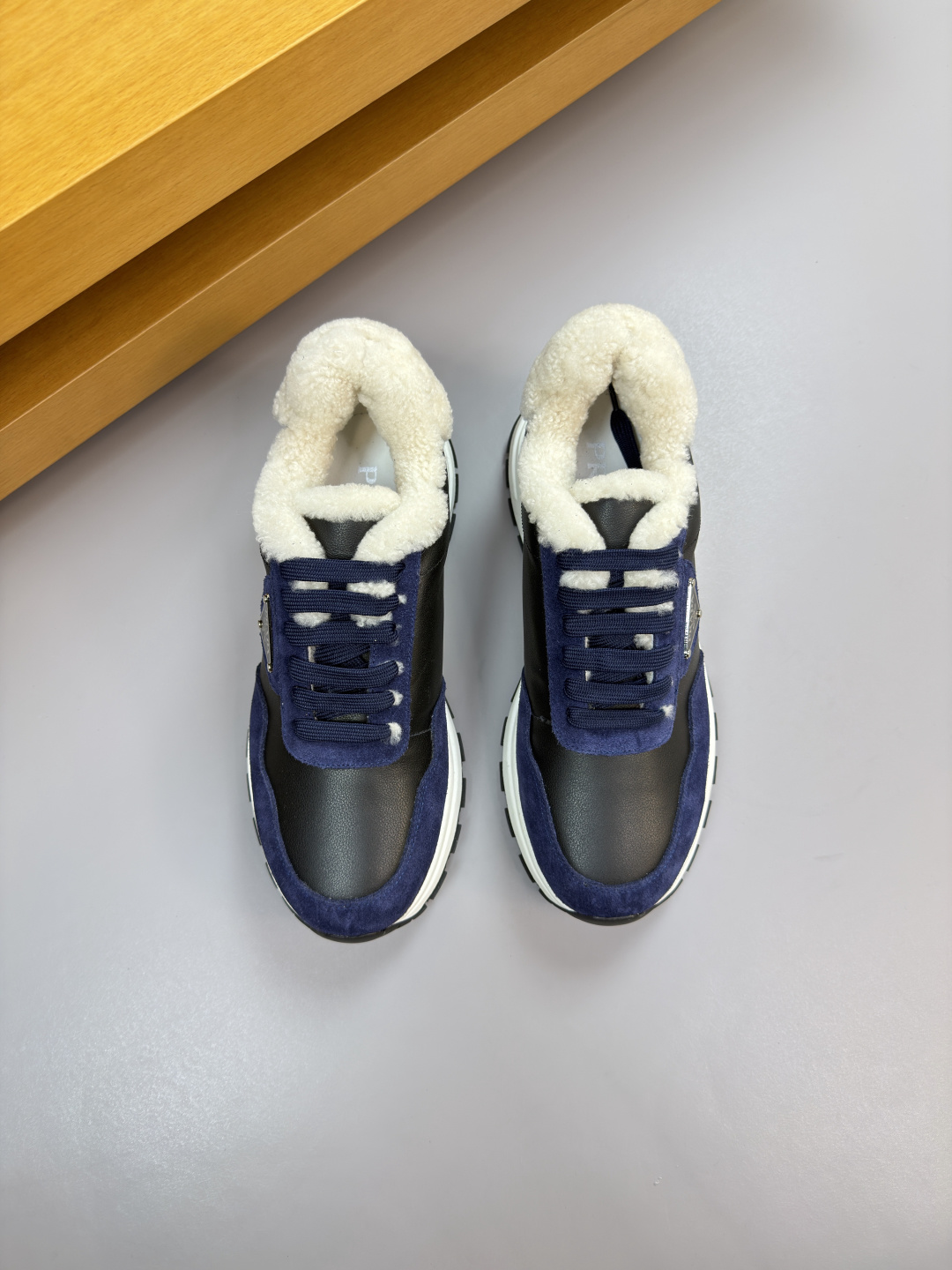 프라다(PRADA) 하이엔드 양털 안감 캐주얼 스니커즈 신발