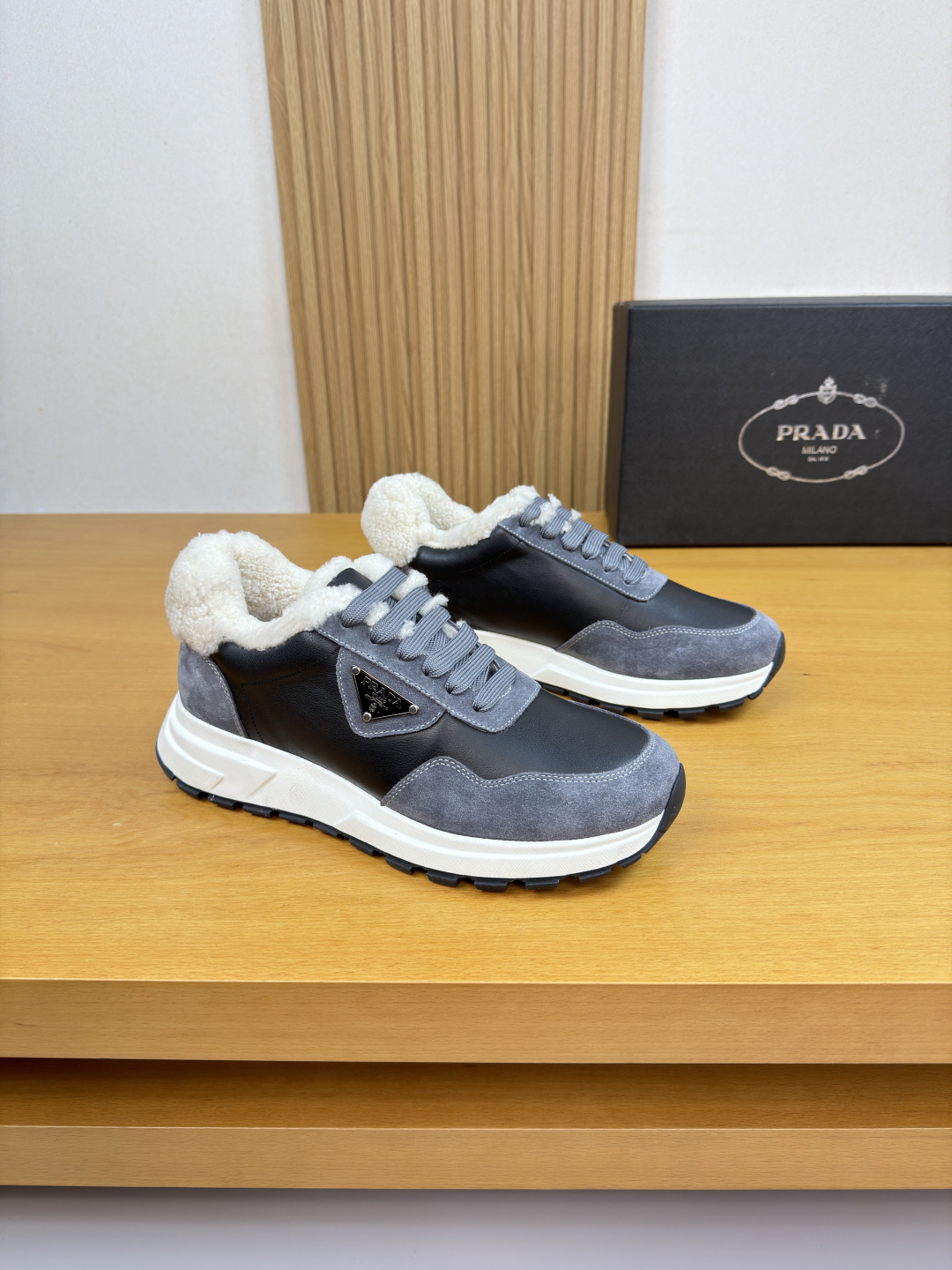 프라다(PRADA) 하이엔드 양털 안감 캐주얼 스니커즈 신발