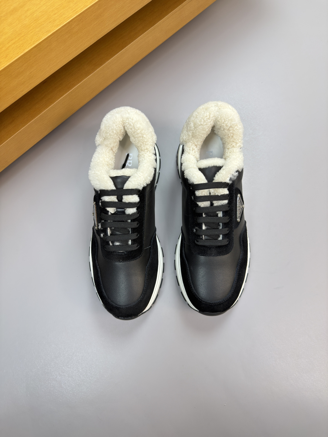 프라다(PRADA) 하이엔드 양털 안감 캐주얼 스니커즈 신발