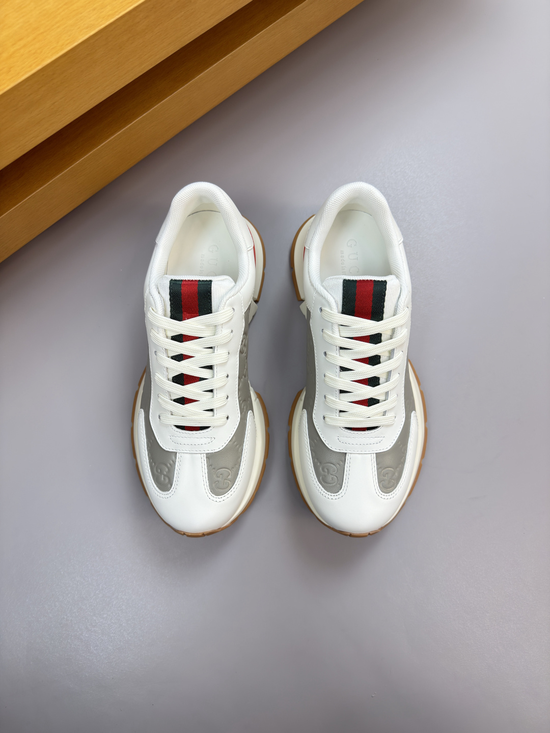 구찌(GUCCI) 하이엔드 엠보 로고 캐주얼 스니커즈 신발