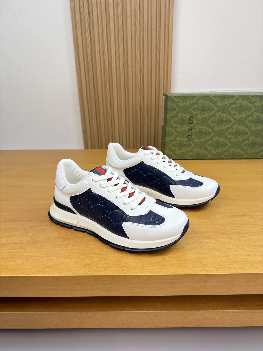 구찌(GUCCI) 하이엔드 엠보 로고 캐주얼 스니커즈 신발
