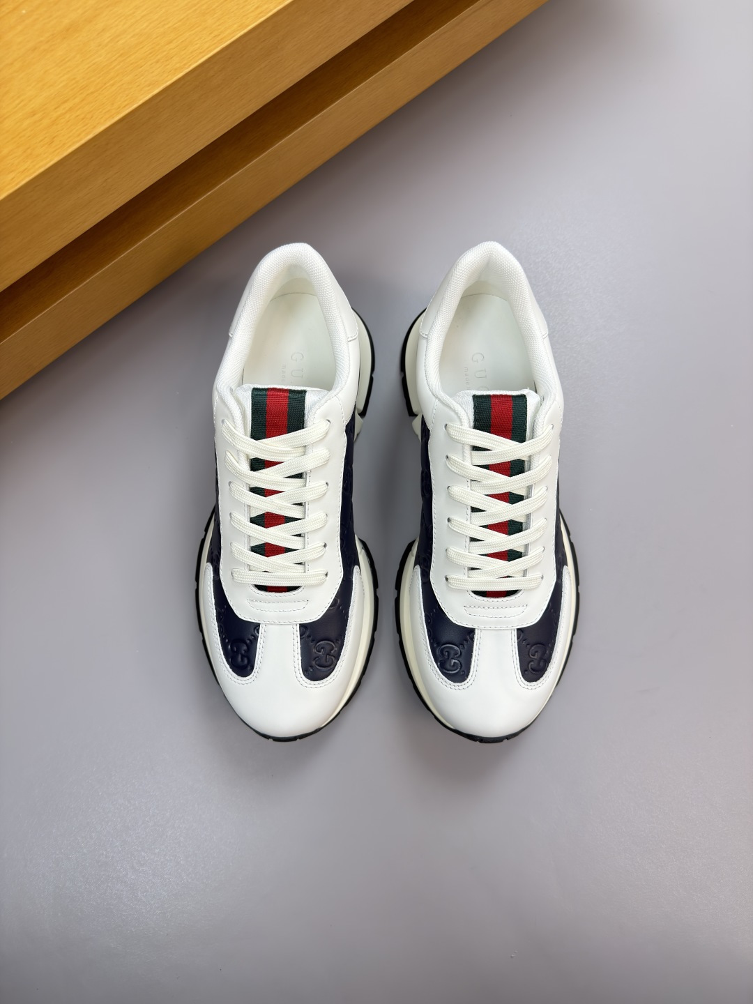 구찌(GUCCI) 하이엔드 엠보 로고 캐주얼 스니커즈 신발